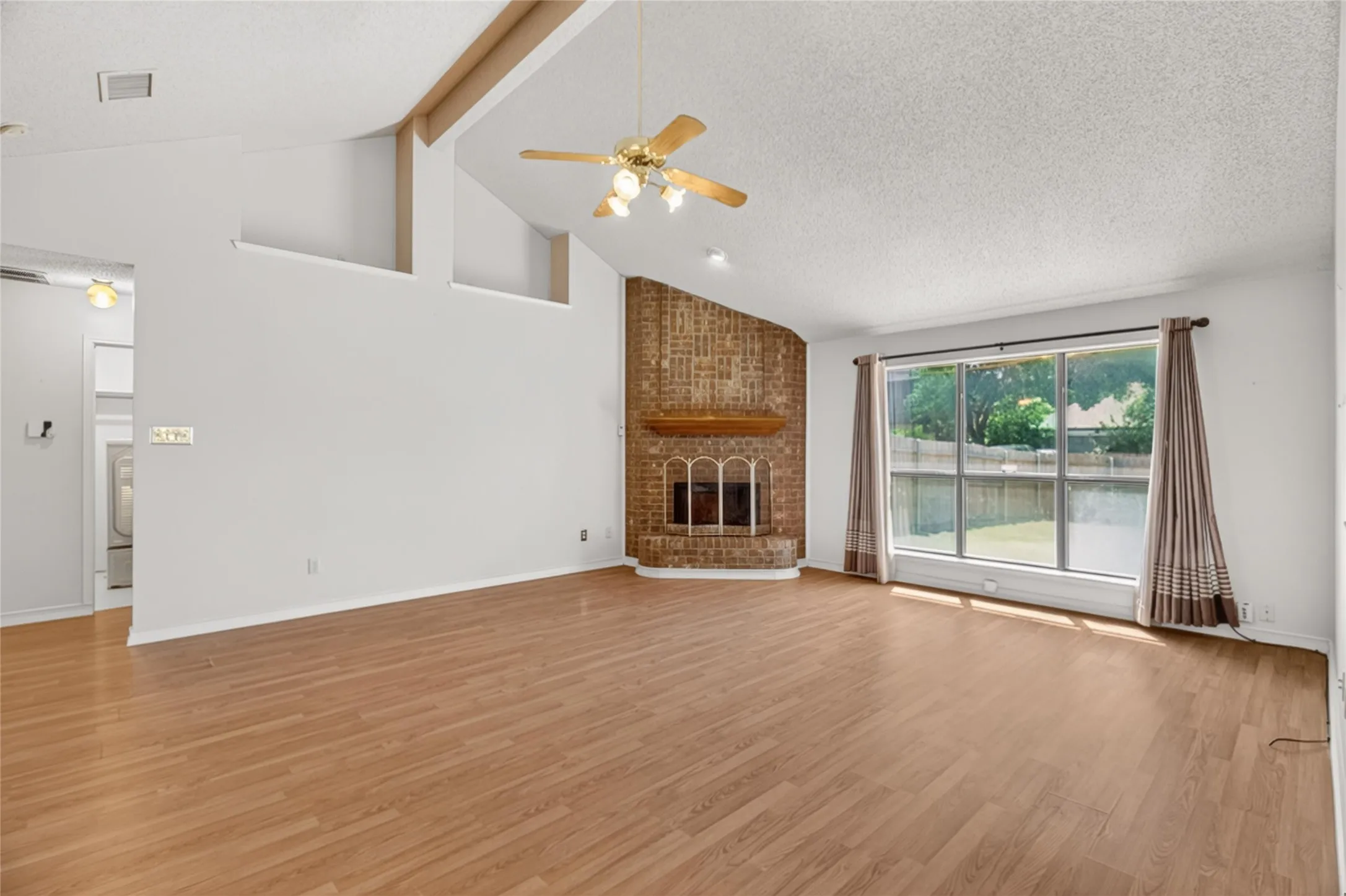 Single Family Residence For Rent in Dallas County , 1001 Creek Valley Road, Mesquite, Texas 75181, 3 Bedroom, 2 Bathroom, 2 Garage spaces, 1,732 Sqft, built in 1990, mls#21408405, Real Estate Agent in Mesquite, Homes For Rent in Dallas county, Homes For Rent in Mesquite, Realtor in Mesquite Texas, Real Estate Brokerage Independent Realty Texas, Luminita Cordes Realtor