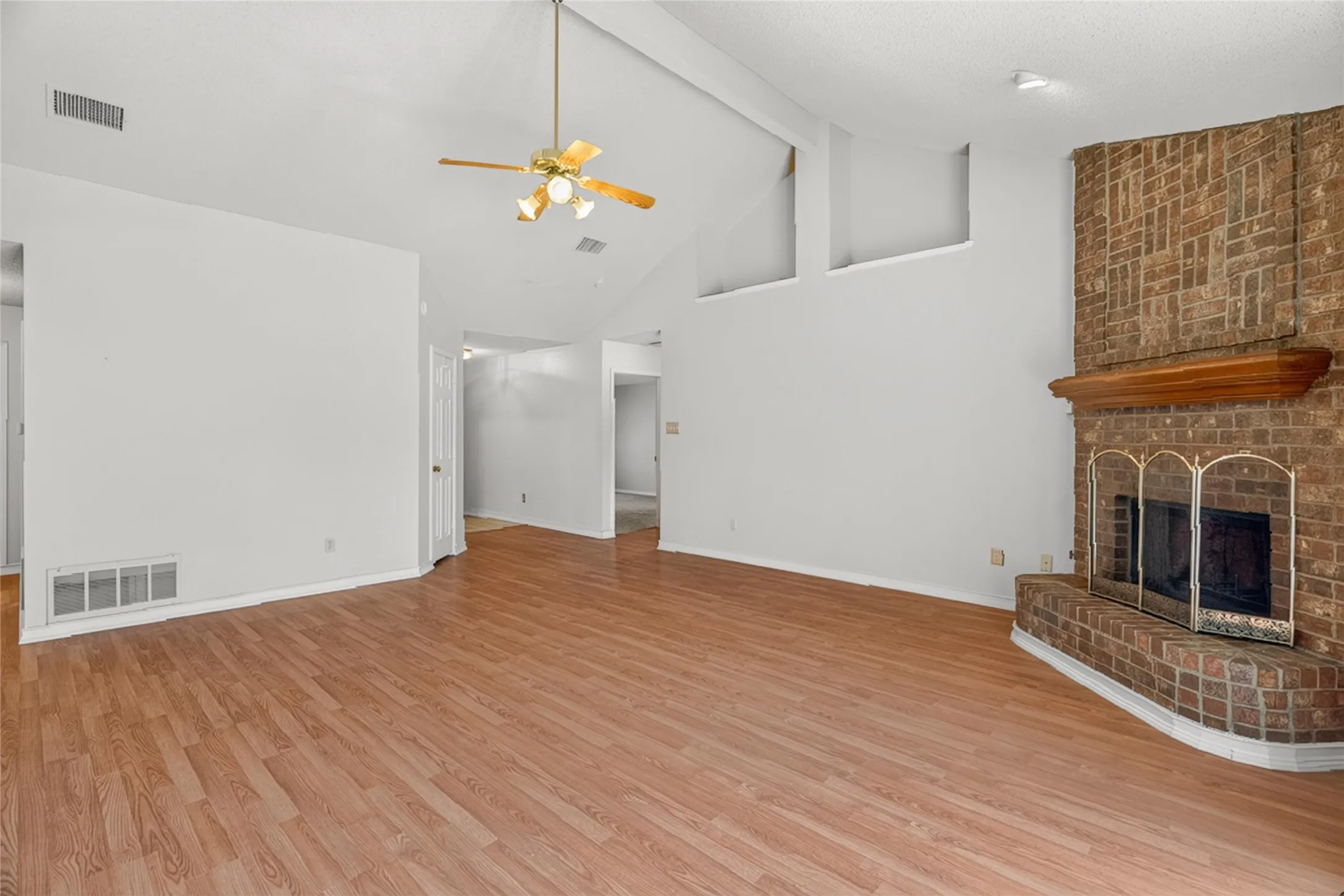 Single Family Residence For Rent in Dallas County , 1001 Creek Valley Road, Mesquite, Texas 75181, 3 Bedroom, 2 Bathroom, 2 Garage spaces, 1,732 Sqft, built in 1990, mls#21408405, Real Estate Agent in Mesquite, Homes For Rent in Dallas county, Homes For Rent in Mesquite, Realtor in Mesquite Texas, Real Estate Brokerage Independent Realty Texas, Luminita Cordes Realtor