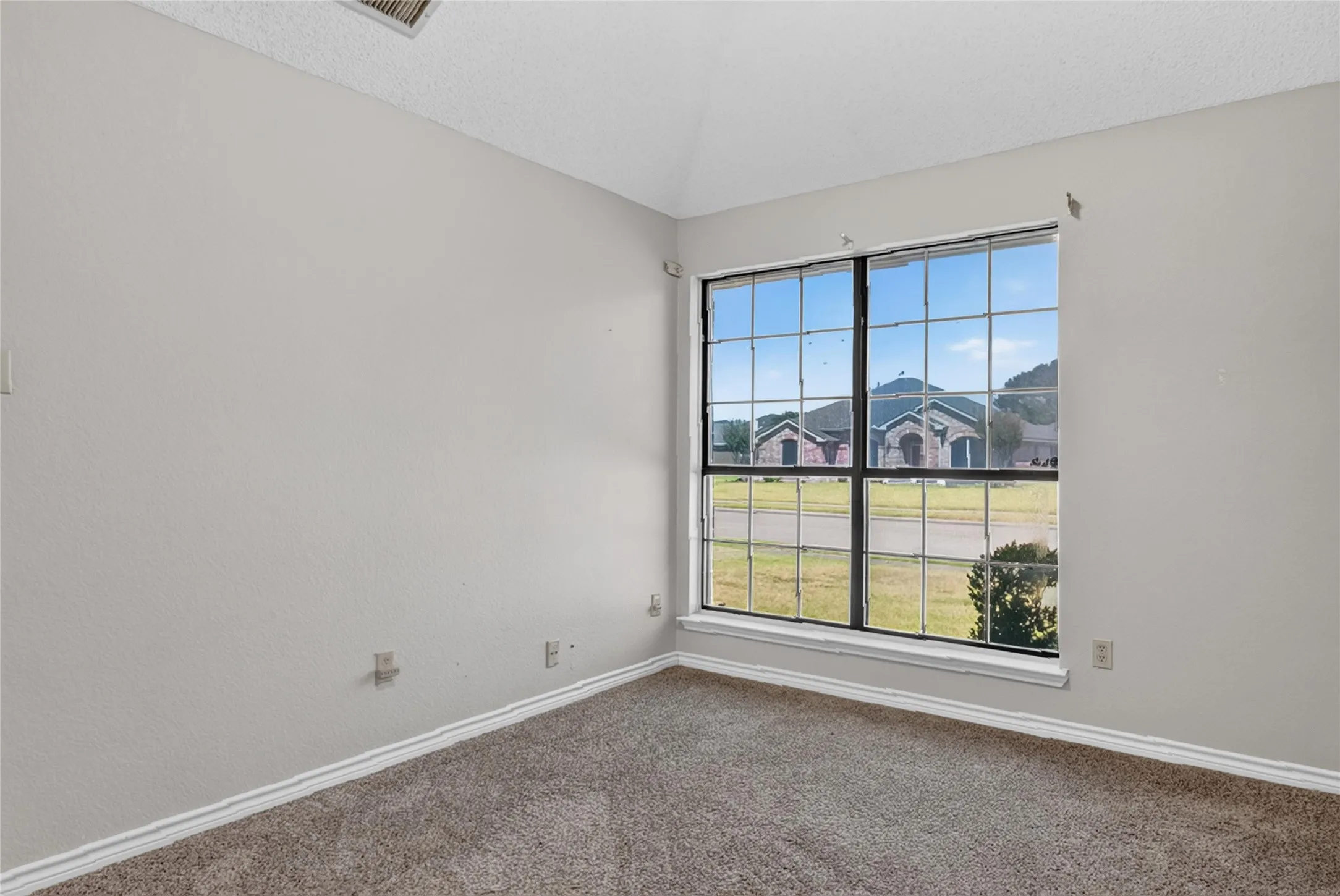 Single Family Residence For Rent in Dallas County , 1001 Creek Valley Road, Mesquite, Texas 75181, 3 Bedroom, 2 Bathroom, 2 Garage spaces, 1,732 Sqft, built in 1990, mls#21408405, Real Estate Agent in Mesquite, Homes For Rent in Dallas county, Homes For Rent in Mesquite, Realtor in Mesquite Texas, Real Estate Brokerage Independent Realty Texas, Luminita Cordes Realtor