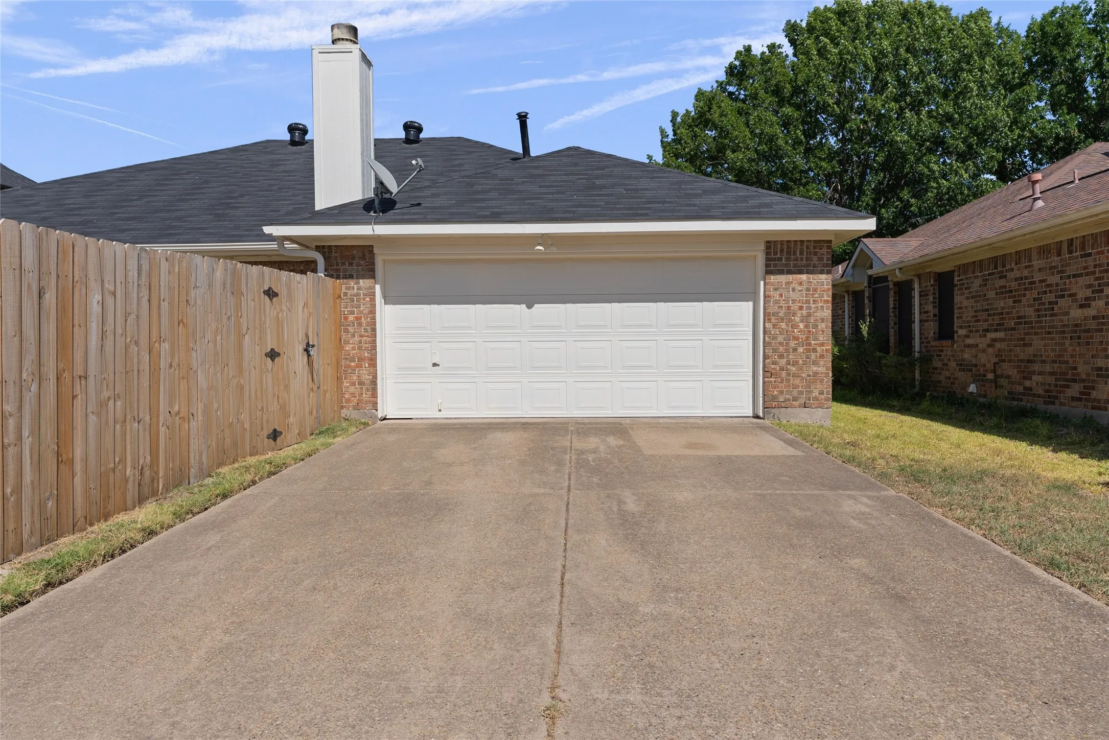 Single Family Residence For Rent in Dallas County , 1001 Creek Valley Road, Mesquite, Texas 75181, 3 Bedroom, 2 Bathroom, 2 Garage spaces, 1,732 Sqft, built in 1990, mls#21408405, Real Estate Agent in Mesquite, Homes For Rent in Dallas county, Homes For Rent in Mesquite, Realtor in Mesquite Texas, Real Estate Brokerage Independent Realty Texas, Luminita Cordes Realtor