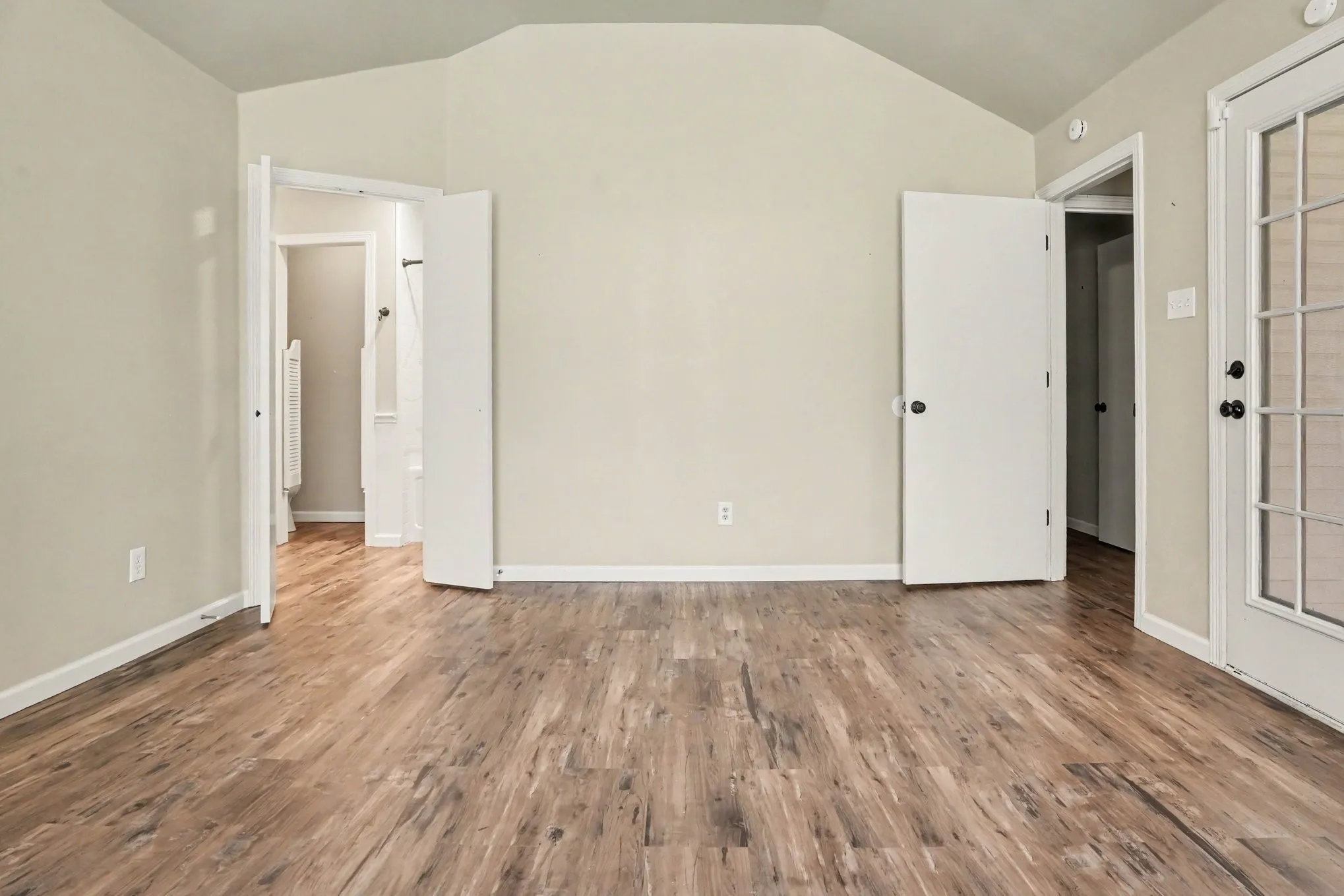 Single Family Residence For Sale in Ellis County , 307 Modene Avenue, Waxahachie, Texas 75165, 3 Bedroom, 2 Bathroom, 2 Garage spaces, 1,452 Sqft, built in 1995, mls#21407447, Real Estate Agent in Waxahachie, Homes For Sale in Ellis county, Homes For Sale in Waxahachie, Realtor in Waxahachie Texas, Real Estate Brokerage Independent Realty Texas, Luminita Cordes Realtor