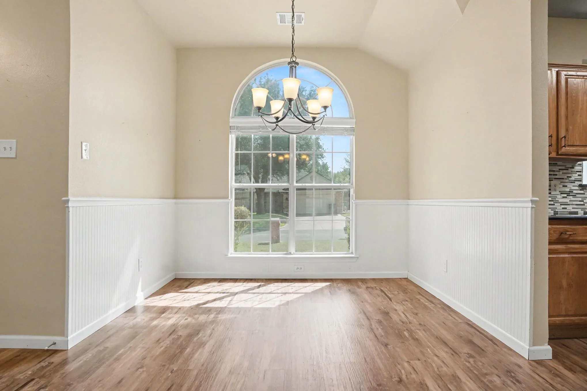 Single Family Residence For Sale in Ellis County , 307 Modene Avenue, Waxahachie, Texas 75165, 3 Bedroom, 2 Bathroom, 2 Garage spaces, 1,452 Sqft, built in 1995, mls#21407447, Real Estate Agent in Waxahachie, Homes For Sale in Ellis county, Homes For Sale in Waxahachie, Realtor in Waxahachie Texas, Real Estate Brokerage Independent Realty Texas, Luminita Cordes Realtor