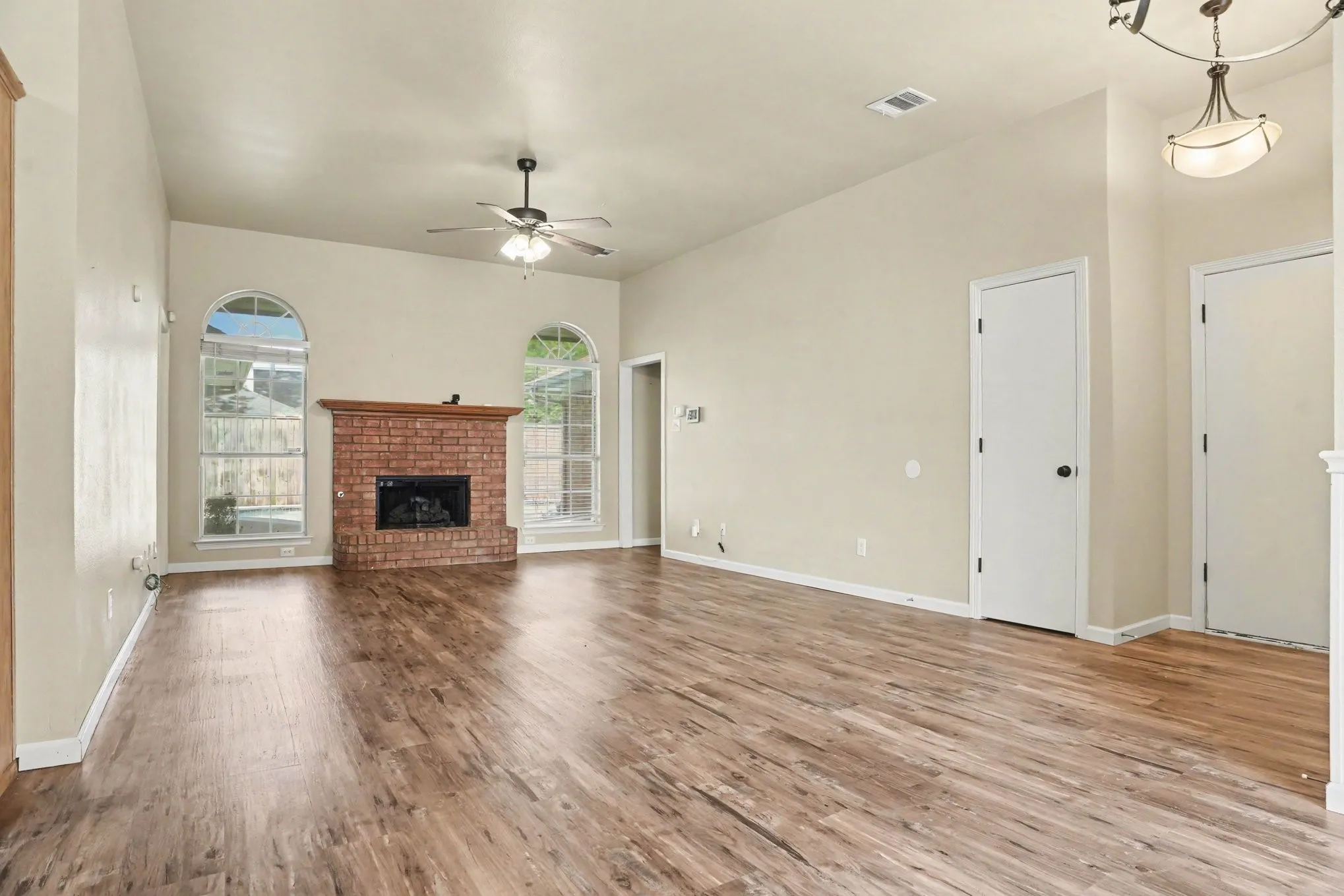 Single Family Residence For Sale in Ellis County , 307 Modene Avenue, Waxahachie, Texas 75165, 3 Bedroom, 2 Bathroom, 2 Garage spaces, 1,452 Sqft, built in 1995, mls#21407447, Real Estate Agent in Waxahachie, Homes For Sale in Ellis county, Homes For Sale in Waxahachie, Realtor in Waxahachie Texas, Real Estate Brokerage Independent Realty Texas, Luminita Cordes Realtor