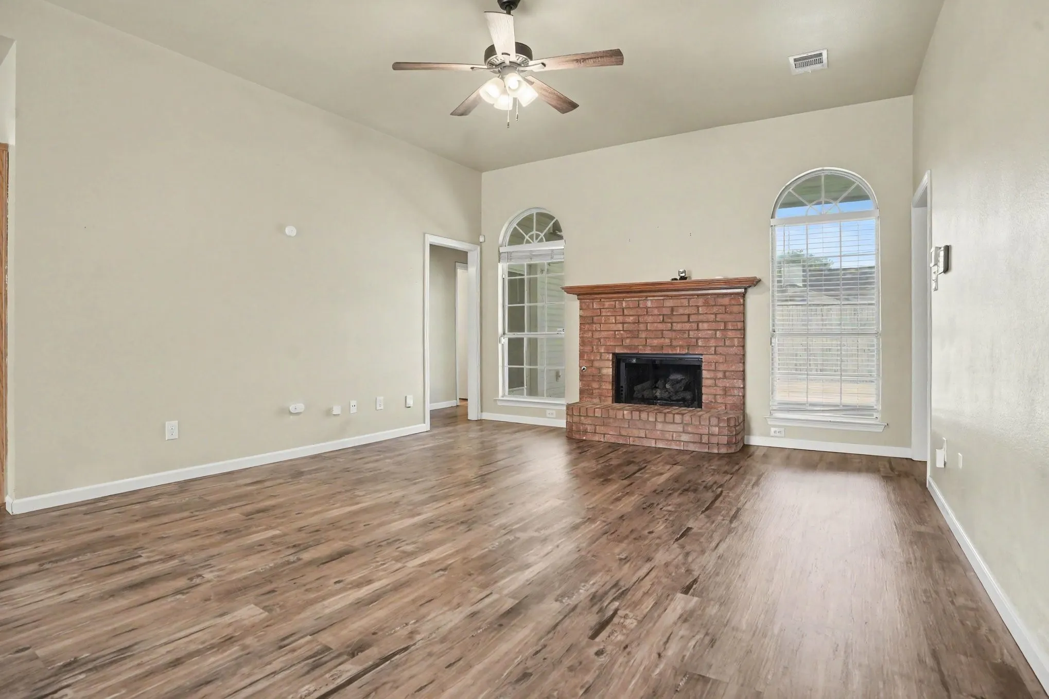 Single Family Residence For Sale in Ellis County , 307 Modene Avenue, Waxahachie, Texas 75165, 3 Bedroom, 2 Bathroom, 2 Garage spaces, 1,452 Sqft, built in 1995, mls#21407447, Real Estate Agent in Waxahachie, Homes For Sale in Ellis county, Homes For Sale in Waxahachie, Realtor in Waxahachie Texas, Real Estate Brokerage Independent Realty Texas, Luminita Cordes Realtor