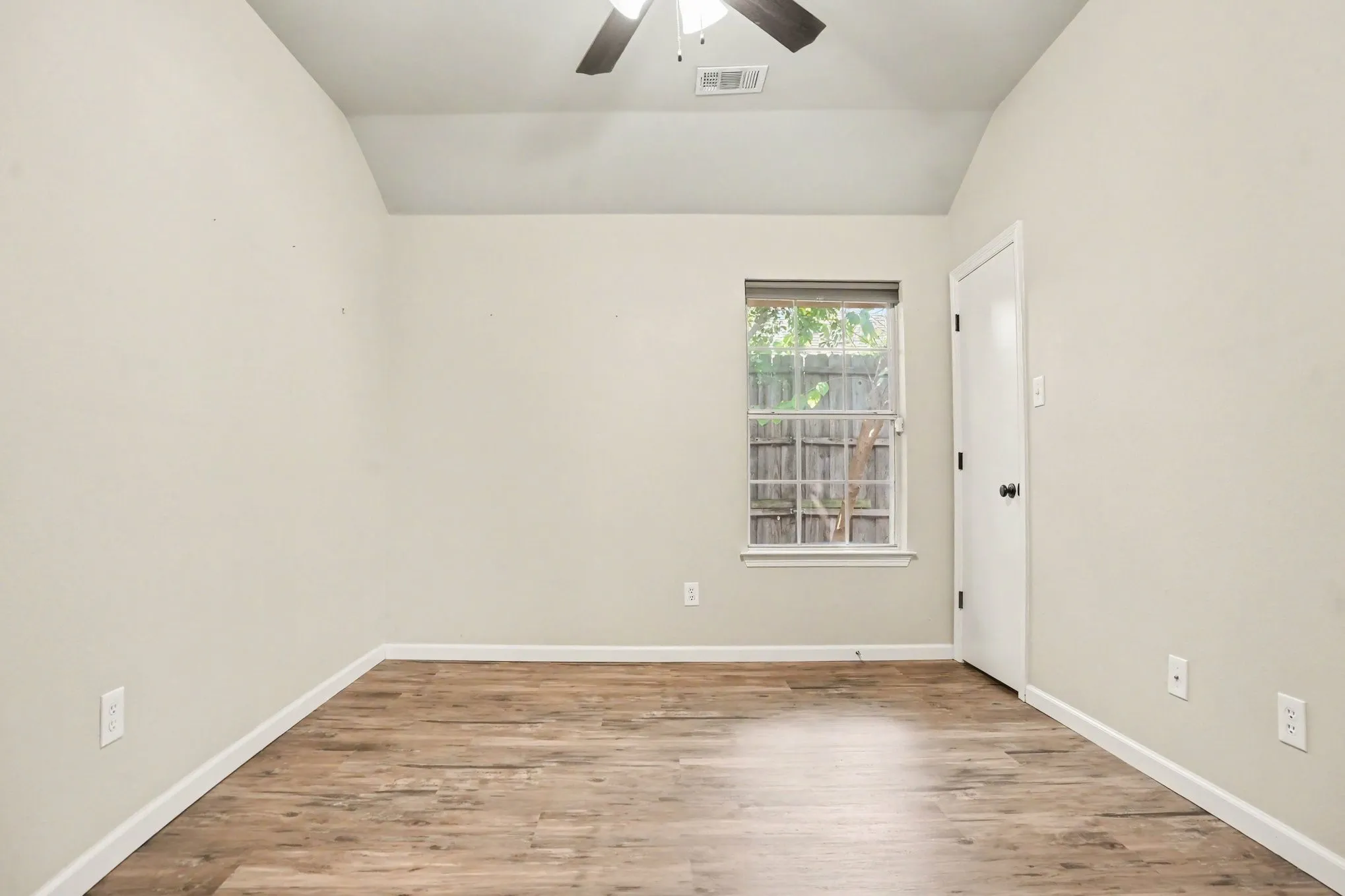 Single Family Residence For Sale in Ellis County , 307 Modene Avenue, Waxahachie, Texas 75165, 3 Bedroom, 2 Bathroom, 2 Garage spaces, 1,452 Sqft, built in 1995, mls#21407447, Real Estate Agent in Waxahachie, Homes For Sale in Ellis county, Homes For Sale in Waxahachie, Realtor in Waxahachie Texas, Real Estate Brokerage Independent Realty Texas, Luminita Cordes Realtor