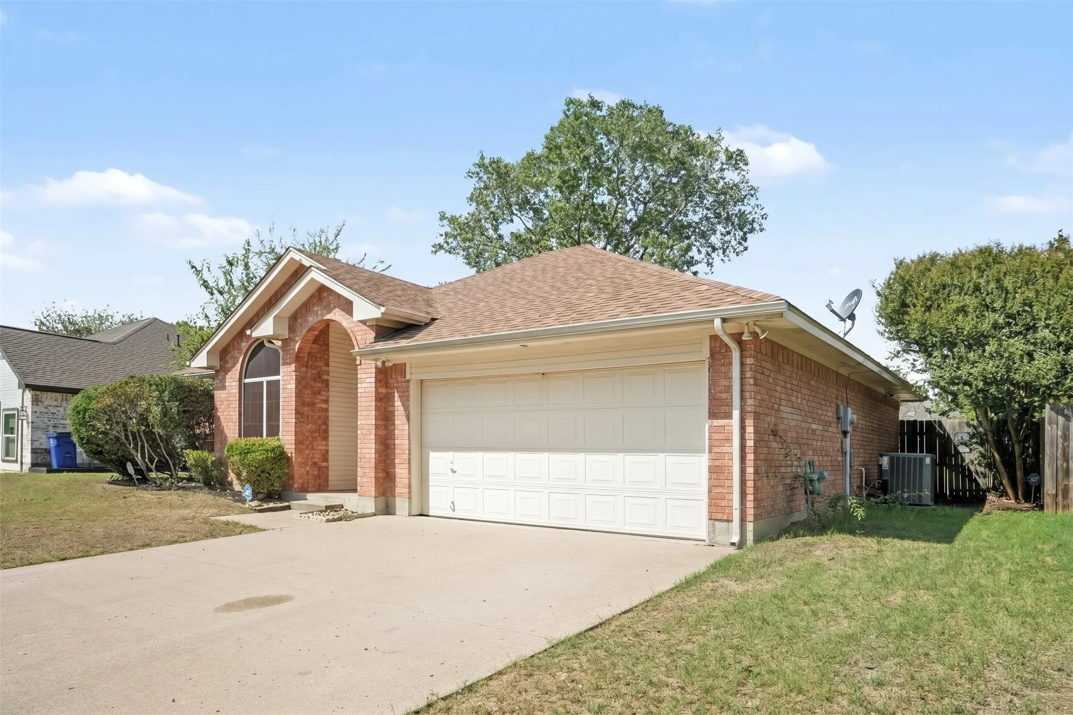 Single Family Residence For Sale in Ellis County , 307 Modene Avenue, Waxahachie, Texas 75165, 3 Bedroom, 2 Bathroom, 2 Garage spaces, 1,452 Sqft, built in 1995, mls#21407447, Real Estate Agent in Waxahachie, Homes For Sale in Ellis county, Homes For Sale in Waxahachie, Realtor in Waxahachie Texas, Real Estate Brokerage Independent Realty Texas, Luminita Cordes Realtor
