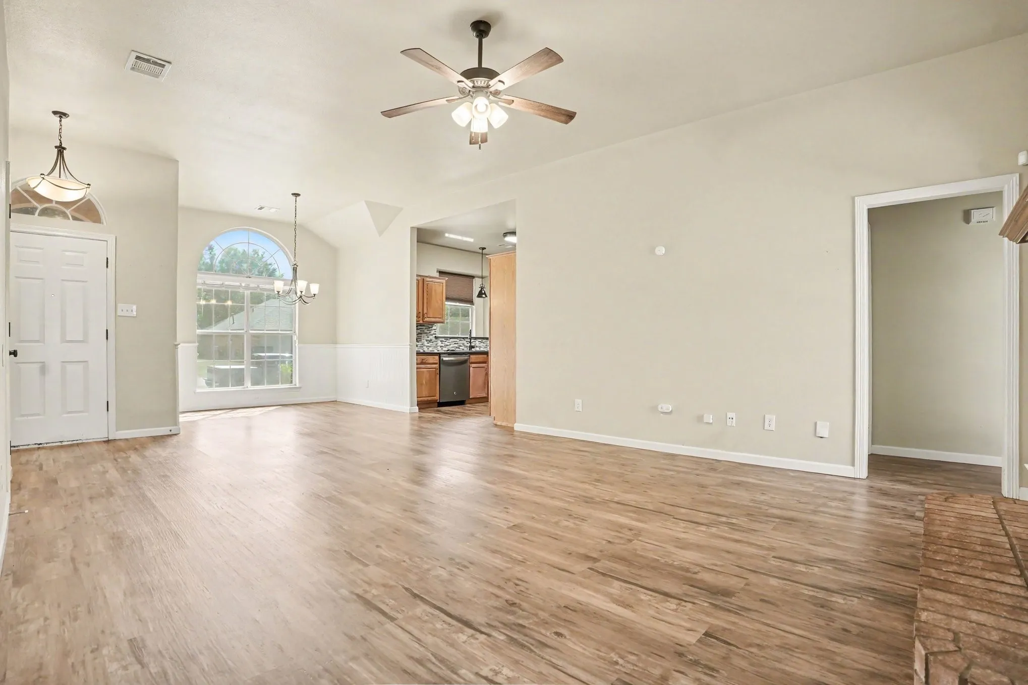 Single Family Residence For Sale in Ellis County , 307 Modene Avenue, Waxahachie, Texas 75165, 3 Bedroom, 2 Bathroom, 2 Garage spaces, 1,452 Sqft, built in 1995, mls#21407447, Real Estate Agent in Waxahachie, Homes For Sale in Ellis county, Homes For Sale in Waxahachie, Realtor in Waxahachie Texas, Real Estate Brokerage Independent Realty Texas, Luminita Cordes Realtor