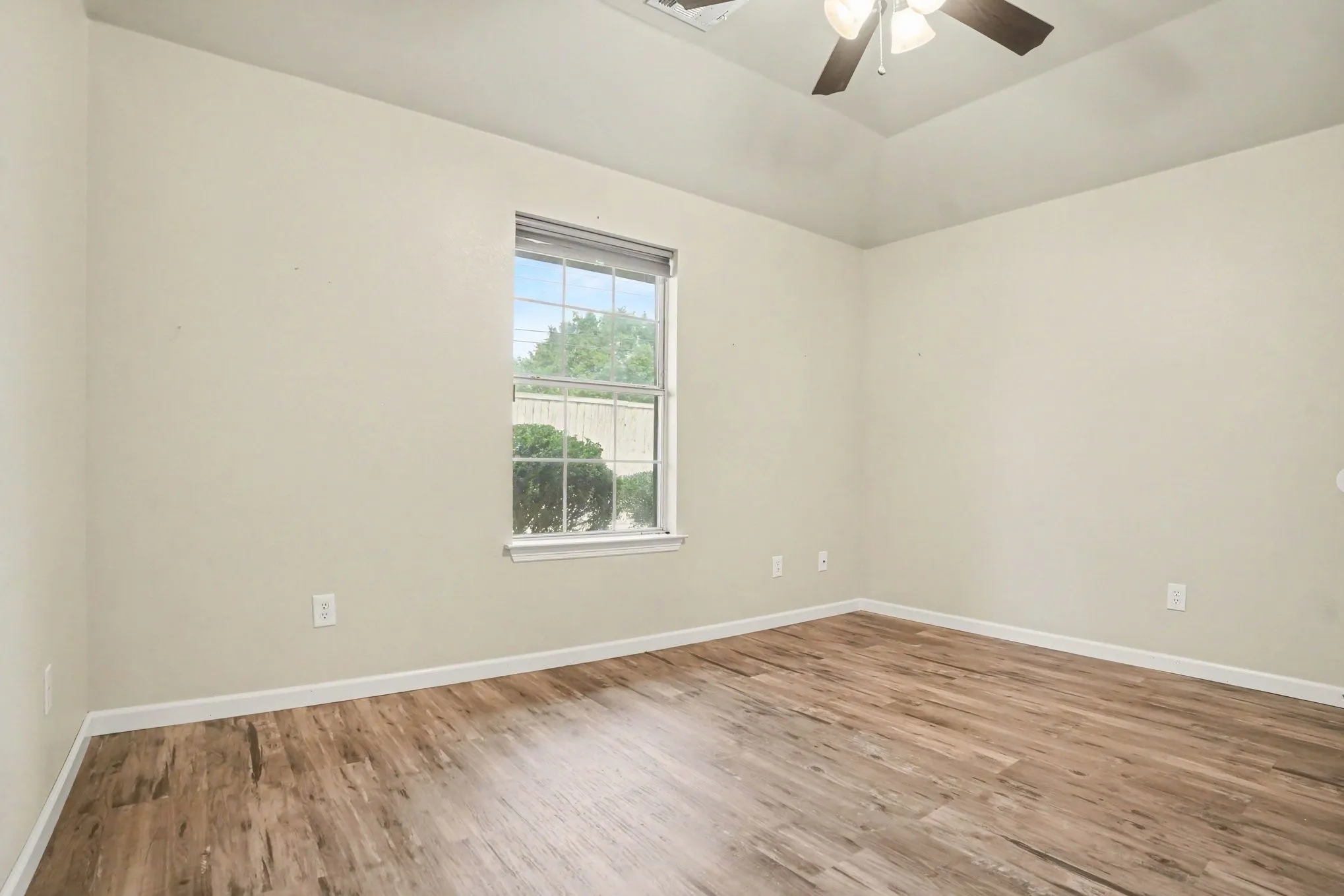 Single Family Residence For Sale in Ellis County , 307 Modene Avenue, Waxahachie, Texas 75165, 3 Bedroom, 2 Bathroom, 2 Garage spaces, 1,452 Sqft, built in 1995, mls#21407447, Real Estate Agent in Waxahachie, Homes For Sale in Ellis county, Homes For Sale in Waxahachie, Realtor in Waxahachie Texas, Real Estate Brokerage Independent Realty Texas, Luminita Cordes Realtor