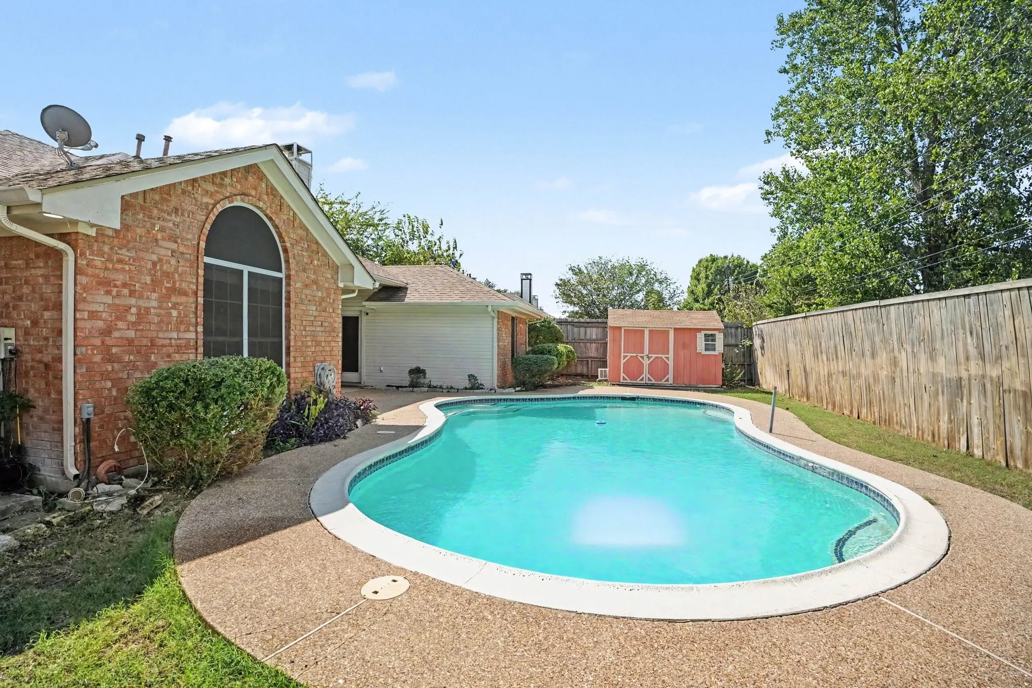 Single Family Residence For Sale in Ellis County , 307 Modene Avenue, Waxahachie, Texas 75165, 3 Bedroom, 2 Bathroom, 2 Garage spaces, 1,452 Sqft, built in 1995, mls#21407447, Real Estate Agent in Waxahachie, Homes For Sale in Ellis county, Homes For Sale in Waxahachie, Realtor in Waxahachie Texas, Real Estate Brokerage Independent Realty Texas, Luminita Cordes Realtor