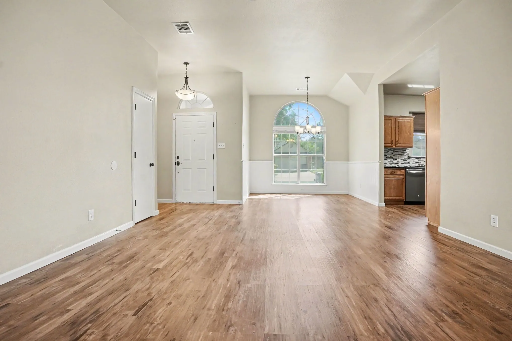 Single Family Residence For Sale in Ellis County , 307 Modene Avenue, Waxahachie, Texas 75165, 3 Bedroom, 2 Bathroom, 2 Garage spaces, 1,452 Sqft, built in 1995, mls#21407447, Real Estate Agent in Waxahachie, Homes For Sale in Ellis county, Homes For Sale in Waxahachie, Realtor in Waxahachie Texas, Real Estate Brokerage Independent Realty Texas, Luminita Cordes Realtor
