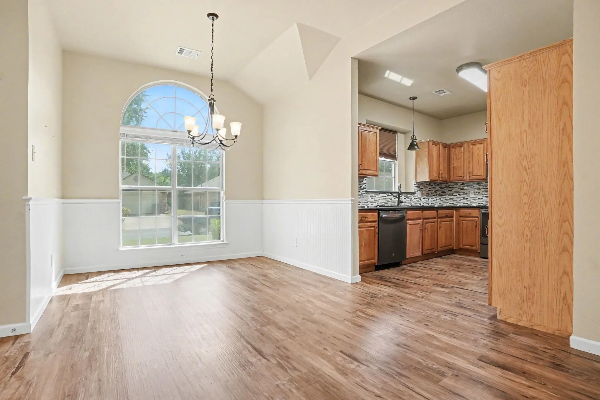 Single Family Residence For Sale in Ellis County , 307 Modene Avenue, Waxahachie, Texas 75165, 3 Bedroom, 2 Bathroom, 2 Garage spaces, 1,452 Sqft, built in 1995, mls#21407447, Real Estate Agent in Waxahachie, Homes For Sale in Ellis county, Homes For Sale in Waxahachie, Realtor in Waxahachie Texas, Real Estate Brokerage Independent Realty Texas, Luminita Cordes Realtor