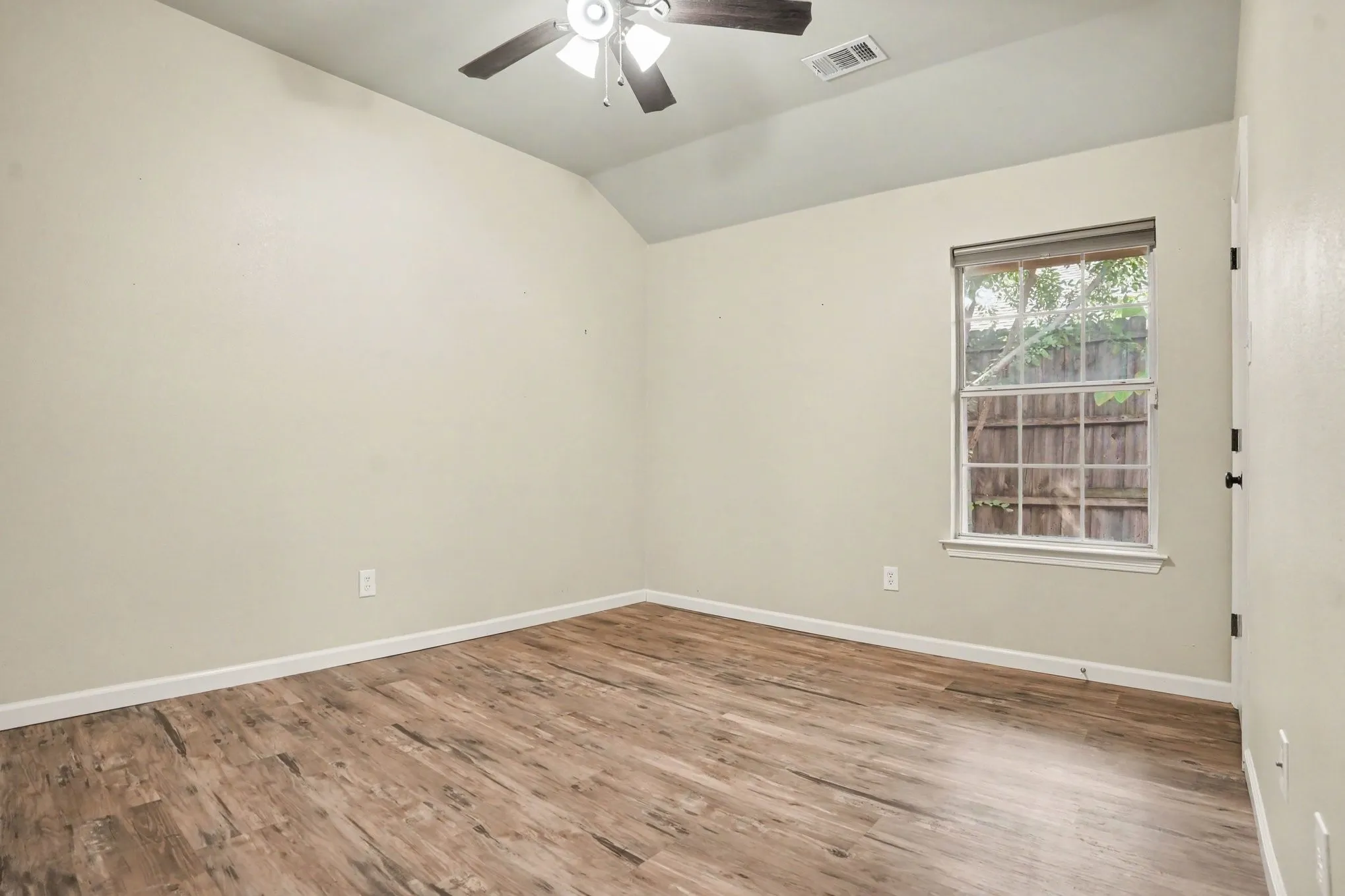 Single Family Residence For Sale in Ellis County , 307 Modene Avenue, Waxahachie, Texas 75165, 3 Bedroom, 2 Bathroom, 2 Garage spaces, 1,452 Sqft, built in 1995, mls#21407447, Real Estate Agent in Waxahachie, Homes For Sale in Ellis county, Homes For Sale in Waxahachie, Realtor in Waxahachie Texas, Real Estate Brokerage Independent Realty Texas, Luminita Cordes Realtor