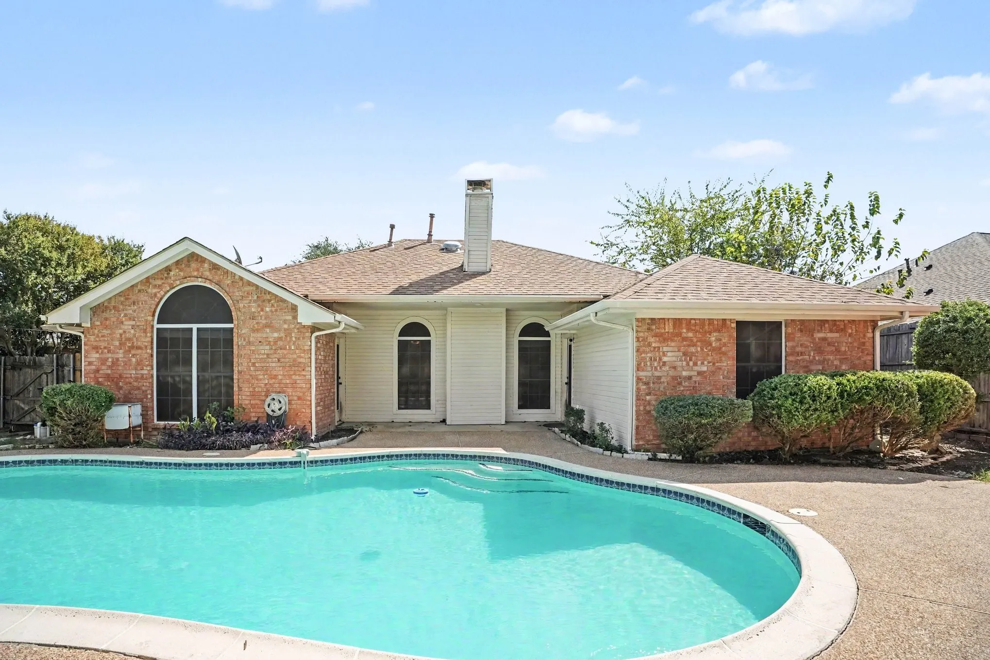 Single Family Residence For Sale in Ellis County , 307 Modene Avenue, Waxahachie, Texas 75165, 3 Bedroom, 2 Bathroom, 2 Garage spaces, 1,452 Sqft, built in 1995, mls#21407447, Real Estate Agent in Waxahachie, Homes For Sale in Ellis county, Homes For Sale in Waxahachie, Realtor in Waxahachie Texas, Real Estate Brokerage Independent Realty Texas, Luminita Cordes Realtor