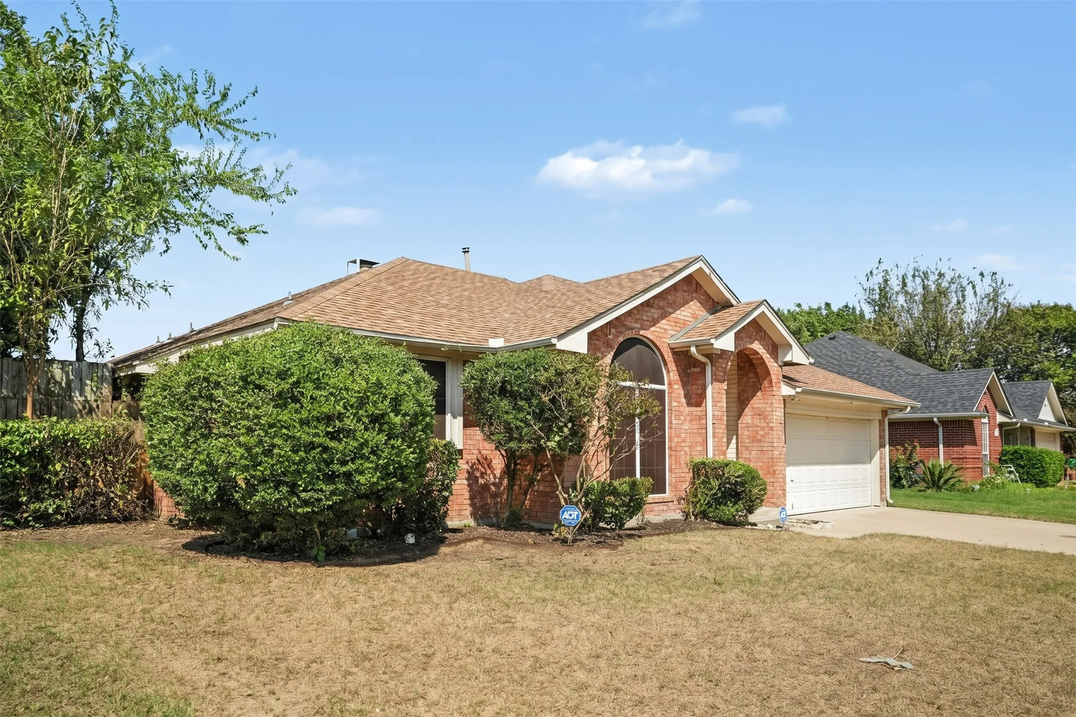Single Family Residence For Sale in Ellis County , 307 Modene Avenue, Waxahachie, Texas 75165, 3 Bedroom, 2 Bathroom, 2 Garage spaces, 1,452 Sqft, built in 1995, mls#21407447, Real Estate Agent in Waxahachie, Homes For Sale in Ellis county, Homes For Sale in Waxahachie, Realtor in Waxahachie Texas, Real Estate Brokerage Independent Realty Texas, Luminita Cordes Realtor