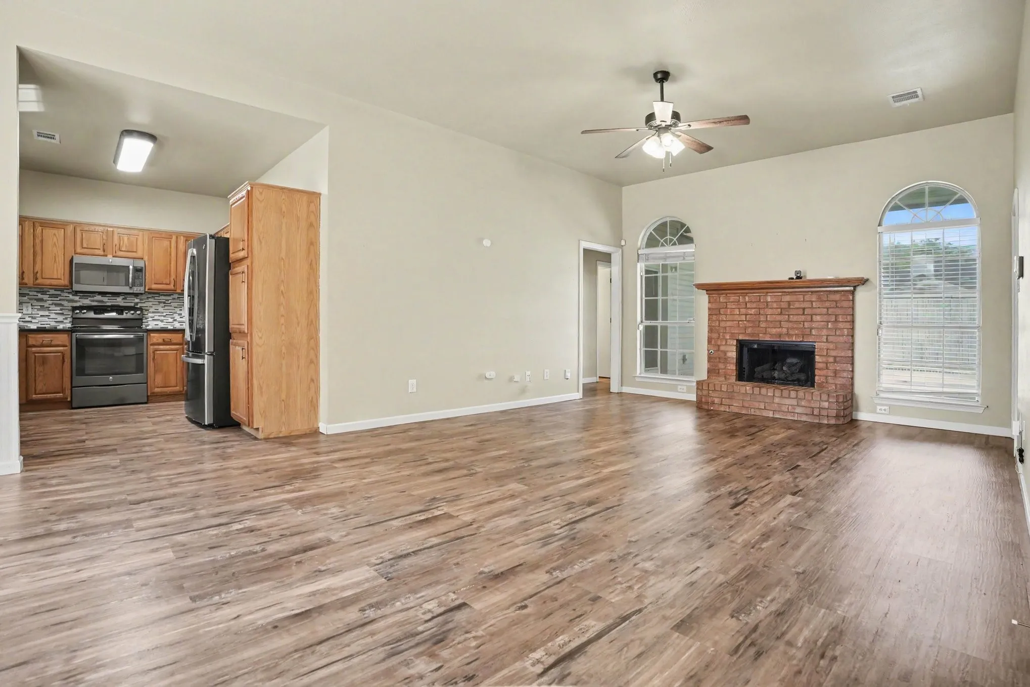 Single Family Residence For Sale in Ellis County , 307 Modene Avenue, Waxahachie, Texas 75165, 3 Bedroom, 2 Bathroom, 2 Garage spaces, 1,452 Sqft, built in 1995, mls#21407447, Real Estate Agent in Waxahachie, Homes For Sale in Ellis county, Homes For Sale in Waxahachie, Realtor in Waxahachie Texas, Real Estate Brokerage Independent Realty Texas, Luminita Cordes Realtor