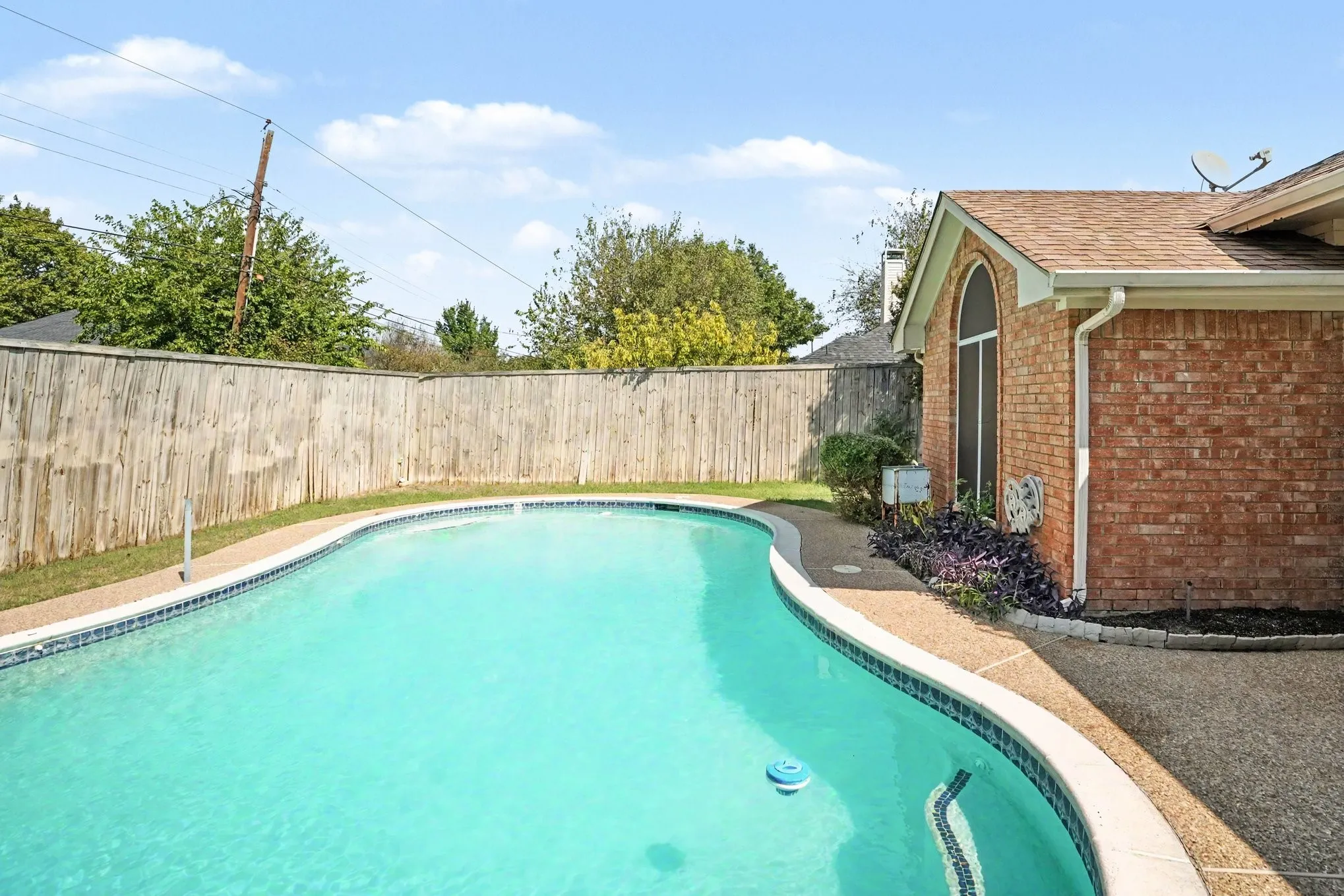 Single Family Residence For Sale in Ellis County , 307 Modene Avenue, Waxahachie, Texas 75165, 3 Bedroom, 2 Bathroom, 2 Garage spaces, 1,452 Sqft, built in 1995, mls#21407447, Real Estate Agent in Waxahachie, Homes For Sale in Ellis county, Homes For Sale in Waxahachie, Realtor in Waxahachie Texas, Real Estate Brokerage Independent Realty Texas, Luminita Cordes Realtor