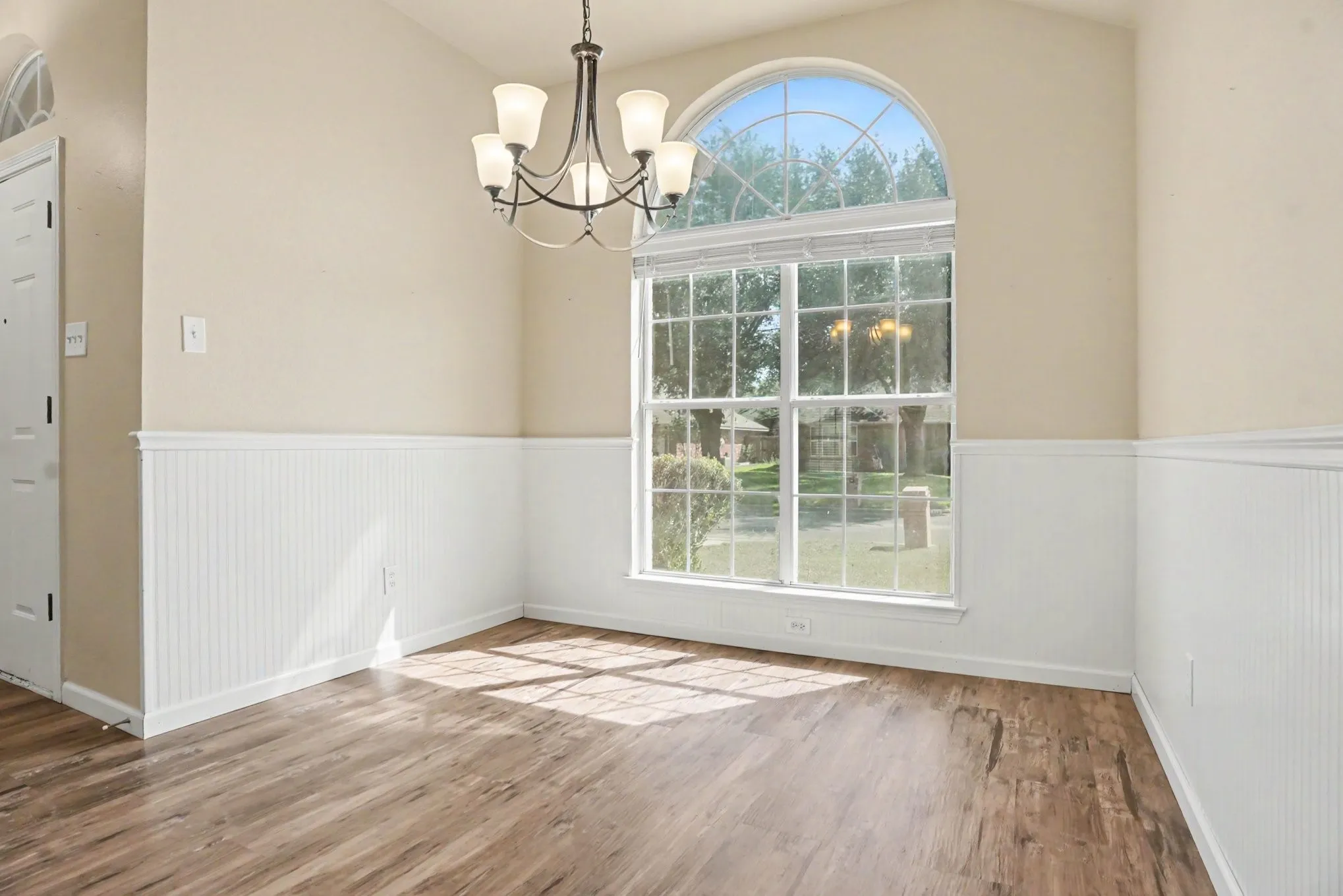 Single Family Residence For Sale in Ellis County , 307 Modene Avenue, Waxahachie, Texas 75165, 3 Bedroom, 2 Bathroom, 2 Garage spaces, 1,452 Sqft, built in 1995, mls#21407447, Real Estate Agent in Waxahachie, Homes For Sale in Ellis county, Homes For Sale in Waxahachie, Realtor in Waxahachie Texas, Real Estate Brokerage Independent Realty Texas, Luminita Cordes Realtor