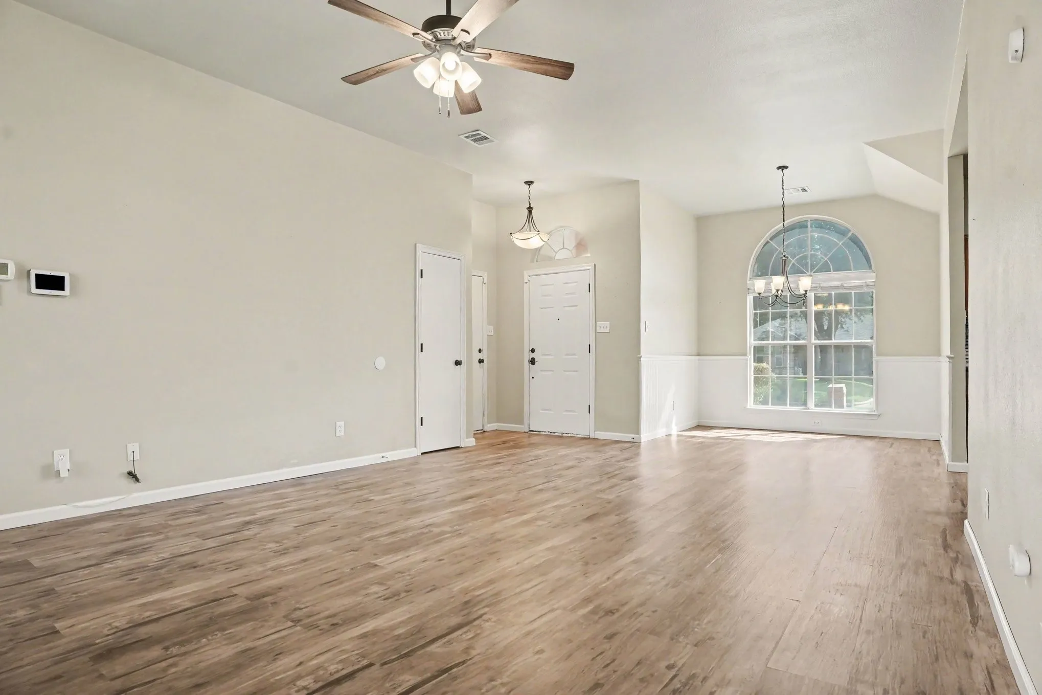 Single Family Residence For Sale in Ellis County , 307 Modene Avenue, Waxahachie, Texas 75165, 3 Bedroom, 2 Bathroom, 2 Garage spaces, 1,452 Sqft, built in 1995, mls#21407447, Real Estate Agent in Waxahachie, Homes For Sale in Ellis county, Homes For Sale in Waxahachie, Realtor in Waxahachie Texas, Real Estate Brokerage Independent Realty Texas, Luminita Cordes Realtor