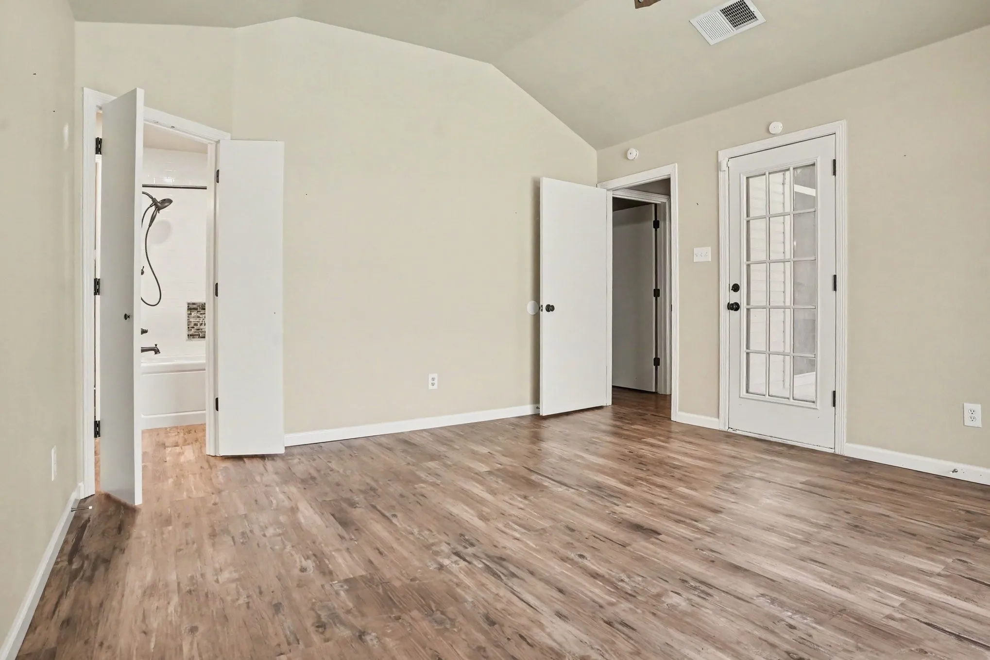 Single Family Residence For Sale in Ellis County , 307 Modene Avenue, Waxahachie, Texas 75165, 3 Bedroom, 2 Bathroom, 2 Garage spaces, 1,452 Sqft, built in 1995, mls#21407447, Real Estate Agent in Waxahachie, Homes For Sale in Ellis county, Homes For Sale in Waxahachie, Realtor in Waxahachie Texas, Real Estate Brokerage Independent Realty Texas, Luminita Cordes Realtor