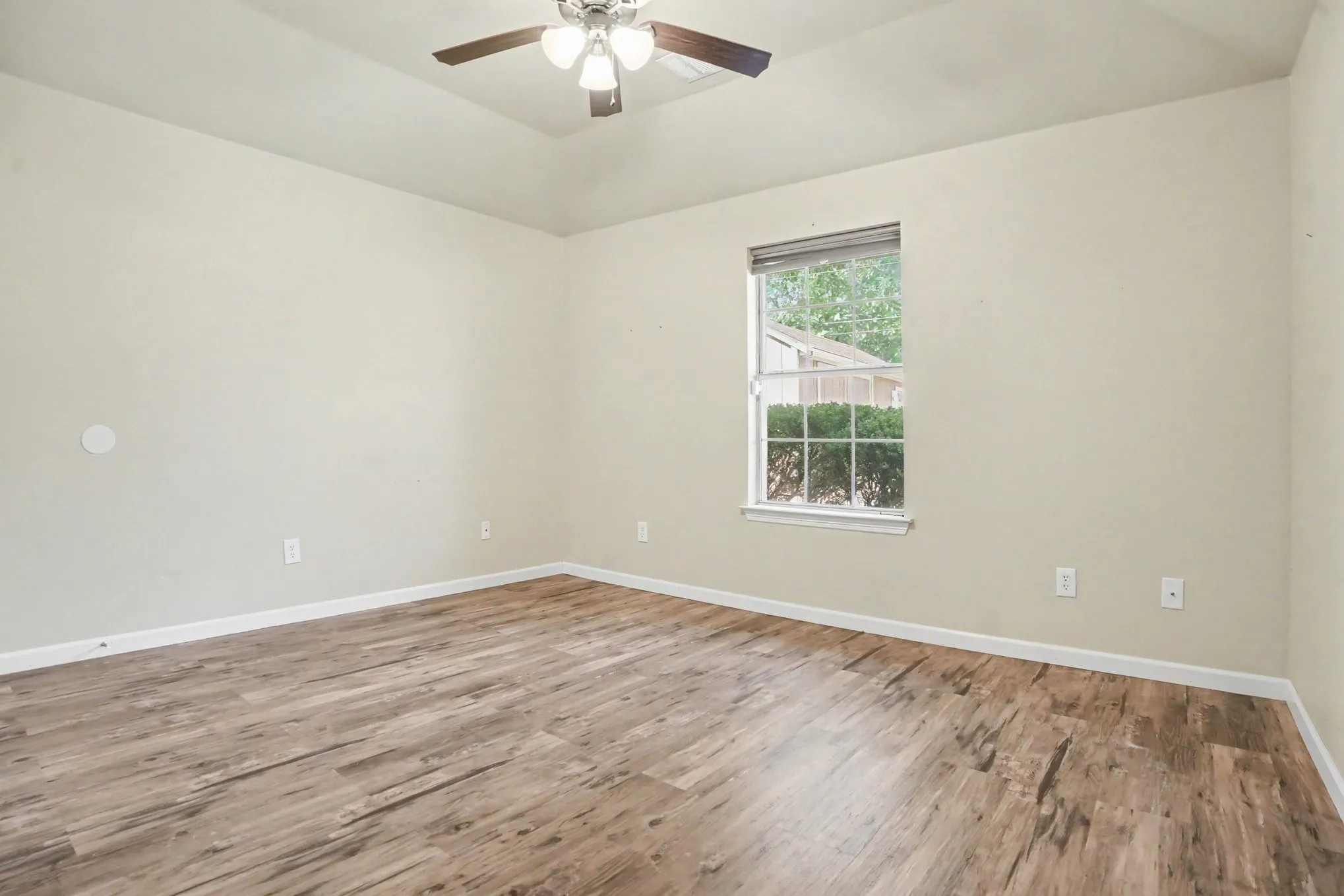 Single Family Residence For Sale in Ellis County , 307 Modene Avenue, Waxahachie, Texas 75165, 3 Bedroom, 2 Bathroom, 2 Garage spaces, 1,452 Sqft, built in 1995, mls#21407447, Real Estate Agent in Waxahachie, Homes For Sale in Ellis county, Homes For Sale in Waxahachie, Realtor in Waxahachie Texas, Real Estate Brokerage Independent Realty Texas, Luminita Cordes Realtor