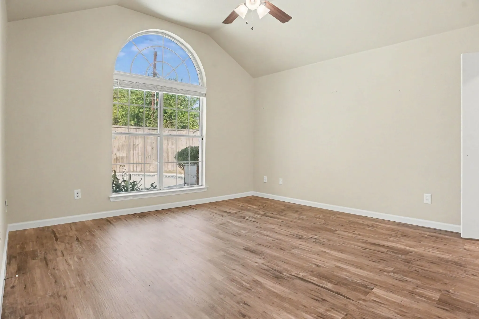 Single Family Residence For Sale in Ellis County , 307 Modene Avenue, Waxahachie, Texas 75165, 3 Bedroom, 2 Bathroom, 2 Garage spaces, 1,452 Sqft, built in 1995, mls#21407447, Real Estate Agent in Waxahachie, Homes For Sale in Ellis county, Homes For Sale in Waxahachie, Realtor in Waxahachie Texas, Real Estate Brokerage Independent Realty Texas, Luminita Cordes Realtor