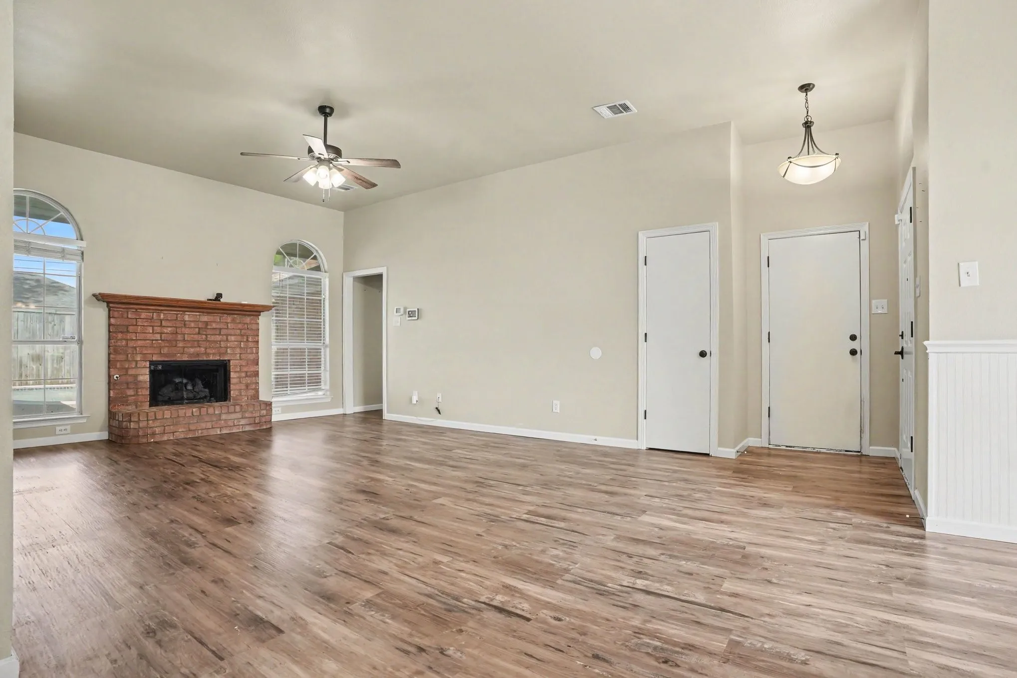 Single Family Residence For Sale in Ellis County , 307 Modene Avenue, Waxahachie, Texas 75165, 3 Bedroom, 2 Bathroom, 2 Garage spaces, 1,452 Sqft, built in 1995, mls#21407447, Real Estate Agent in Waxahachie, Homes For Sale in Ellis county, Homes For Sale in Waxahachie, Realtor in Waxahachie Texas, Real Estate Brokerage Independent Realty Texas, Luminita Cordes Realtor