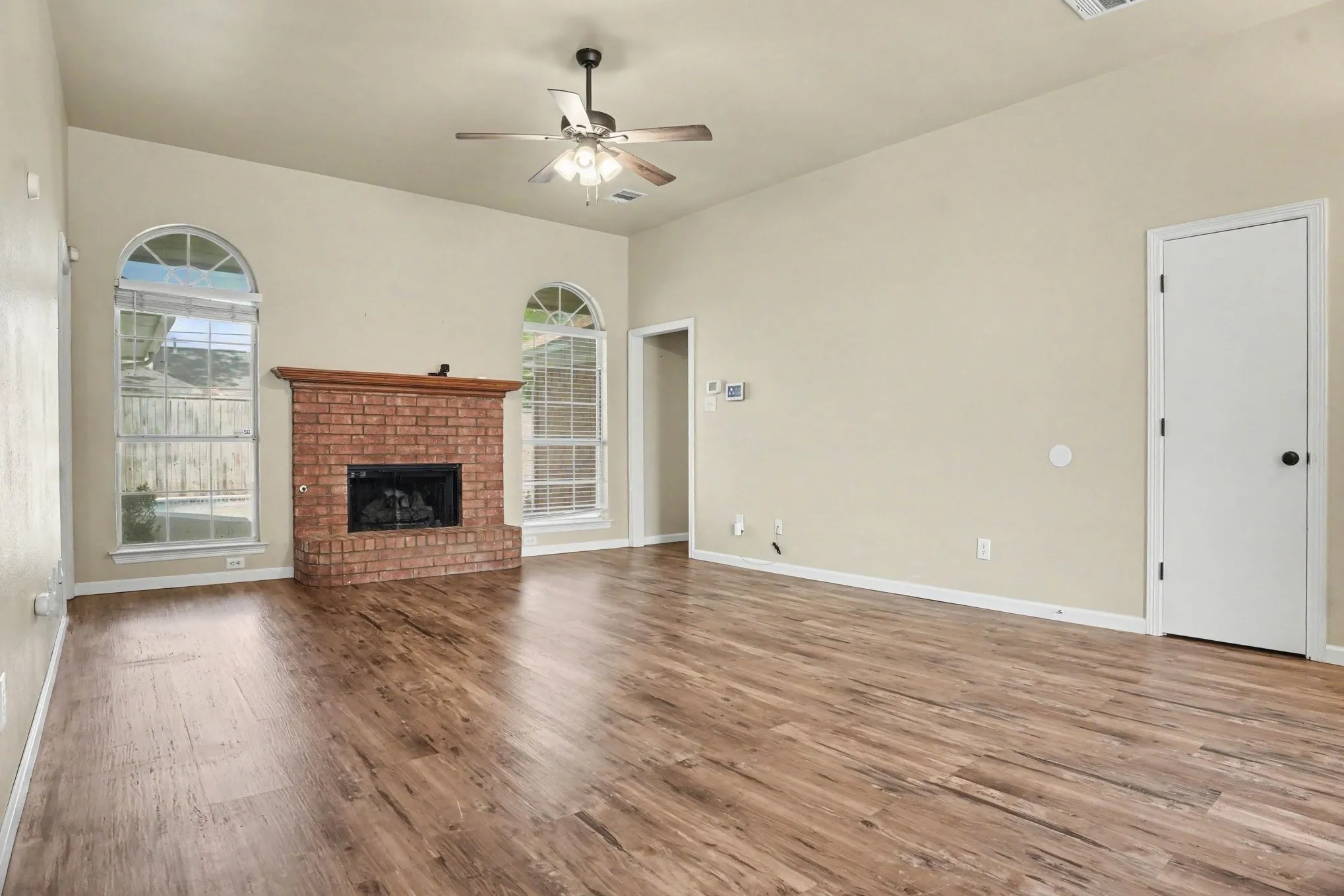 Single Family Residence For Sale in Ellis County , 307 Modene Avenue, Waxahachie, Texas 75165, 3 Bedroom, 2 Bathroom, 2 Garage spaces, 1,452 Sqft, built in 1995, mls#21407447, Real Estate Agent in Waxahachie, Homes For Sale in Ellis county, Homes For Sale in Waxahachie, Realtor in Waxahachie Texas, Real Estate Brokerage Independent Realty Texas, Luminita Cordes Realtor