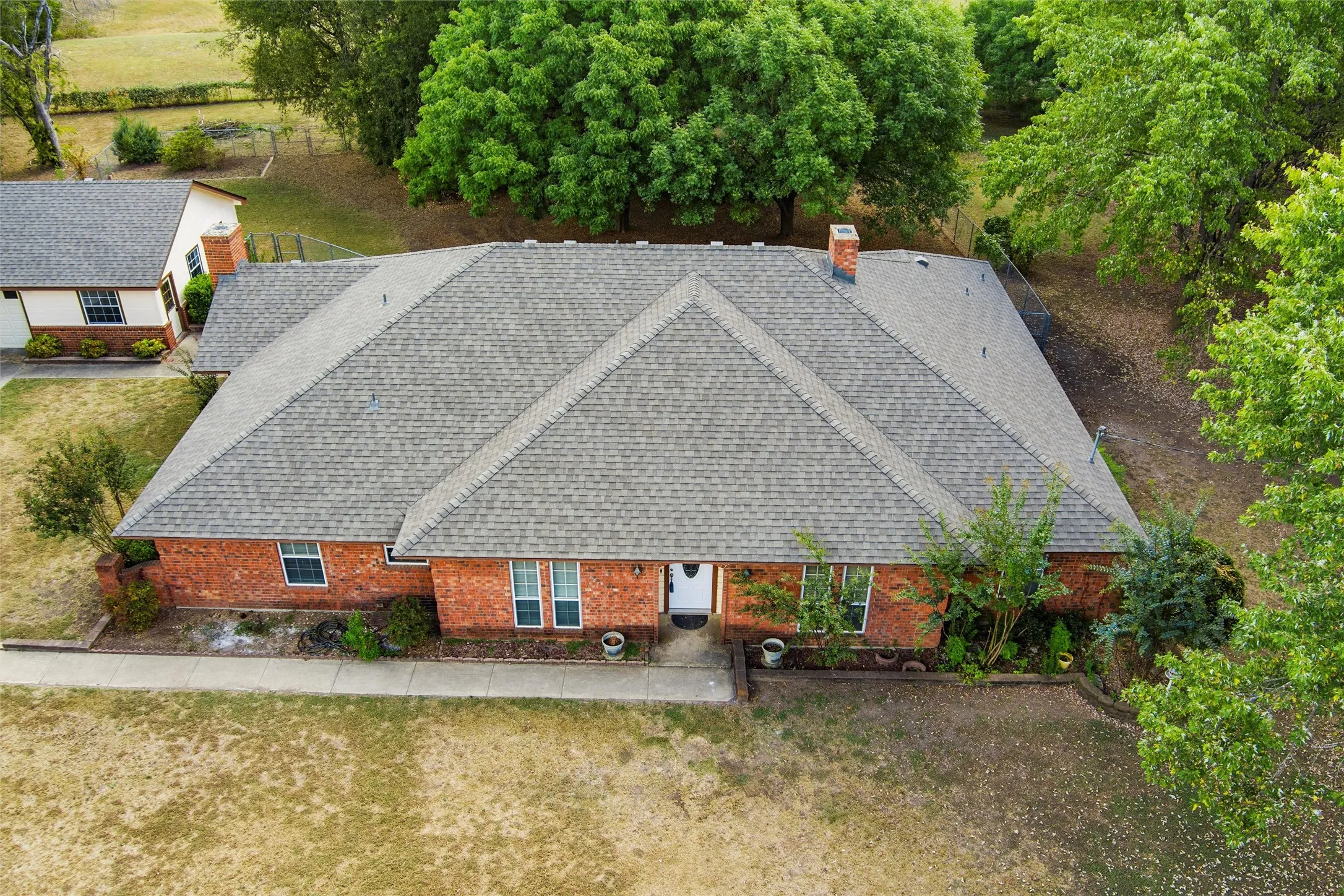 Single Family Residence For Sale in Ellis County , 5030 Diamond Creek Drive, Midlothian, Texas 76065, 4 Bedroom, 3 Bathroom, 2 Garage spaces, 2,666 Sqft, built in 1984, mls#21408412, Real Estate Agent in Midlothian, Homes For Sale in Ellis county, Homes For Sale in Midlothian, Realtor in Midlothian Texas, Real Estate Brokerage Independent Realty Texas, Luminita Cordes Realtor