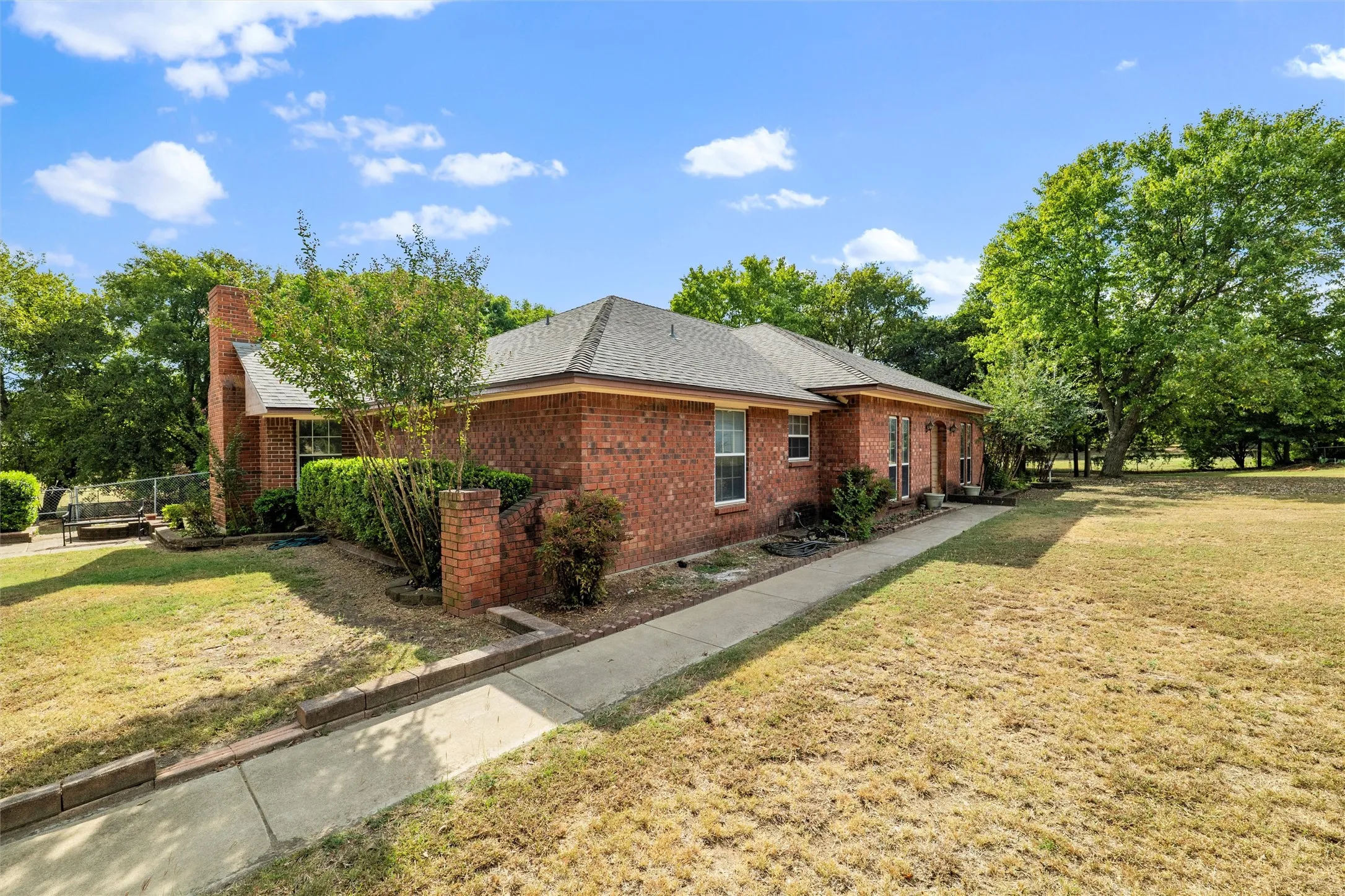 Single Family Residence For Sale in Ellis County , 5030 Diamond Creek Drive, Midlothian, Texas 76065, 4 Bedroom, 3 Bathroom, 2 Garage spaces, 2,666 Sqft, built in 1984, mls#21408412, Real Estate Agent in Midlothian, Homes For Sale in Ellis county, Homes For Sale in Midlothian, Realtor in Midlothian Texas, Real Estate Brokerage Independent Realty Texas, Luminita Cordes Realtor