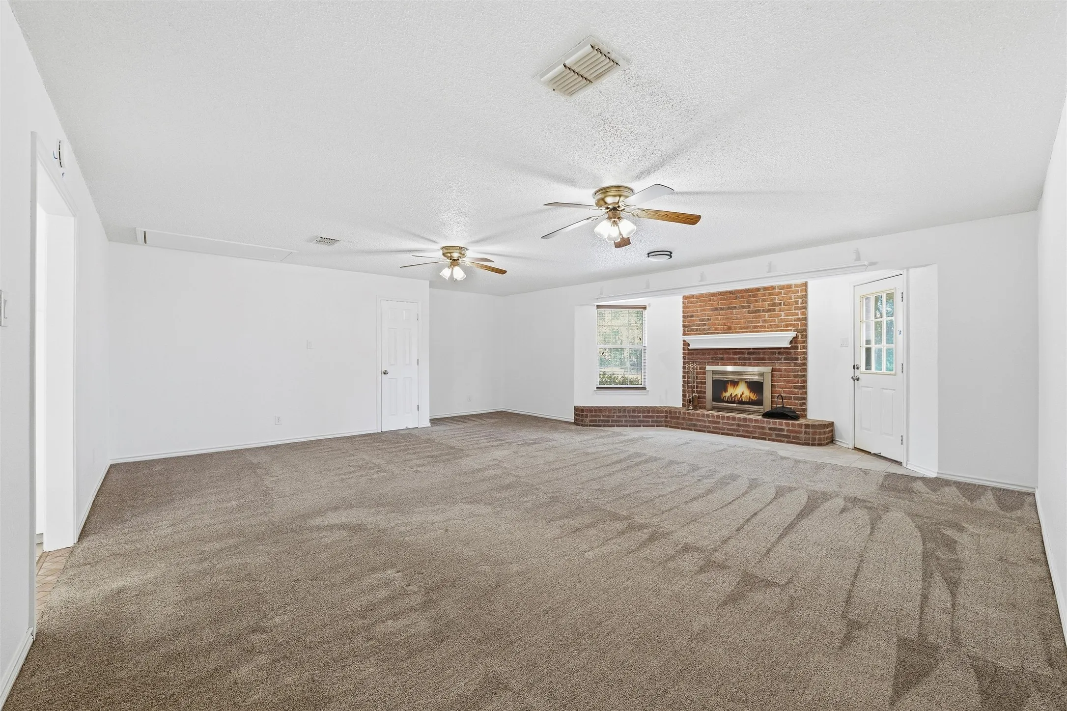 Single Family Residence For Sale in Ellis County , 5030 Diamond Creek Drive, Midlothian, Texas 76065, 4 Bedroom, 3 Bathroom, 2 Garage spaces, 2,666 Sqft, built in 1984, mls#21408412, Real Estate Agent in Midlothian, Homes For Sale in Ellis county, Homes For Sale in Midlothian, Realtor in Midlothian Texas, Real Estate Brokerage Independent Realty Texas, Luminita Cordes Realtor