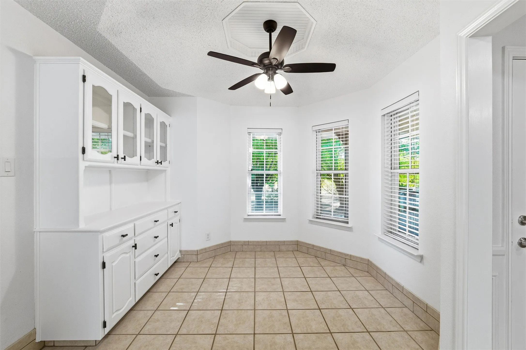 Single Family Residence For Sale in Ellis County , 5030 Diamond Creek Drive, Midlothian, Texas 76065, 4 Bedroom, 3 Bathroom, 2 Garage spaces, 2,666 Sqft, built in 1984, mls#21408412, Real Estate Agent in Midlothian, Homes For Sale in Ellis county, Homes For Sale in Midlothian, Realtor in Midlothian Texas, Real Estate Brokerage Independent Realty Texas, Luminita Cordes Realtor