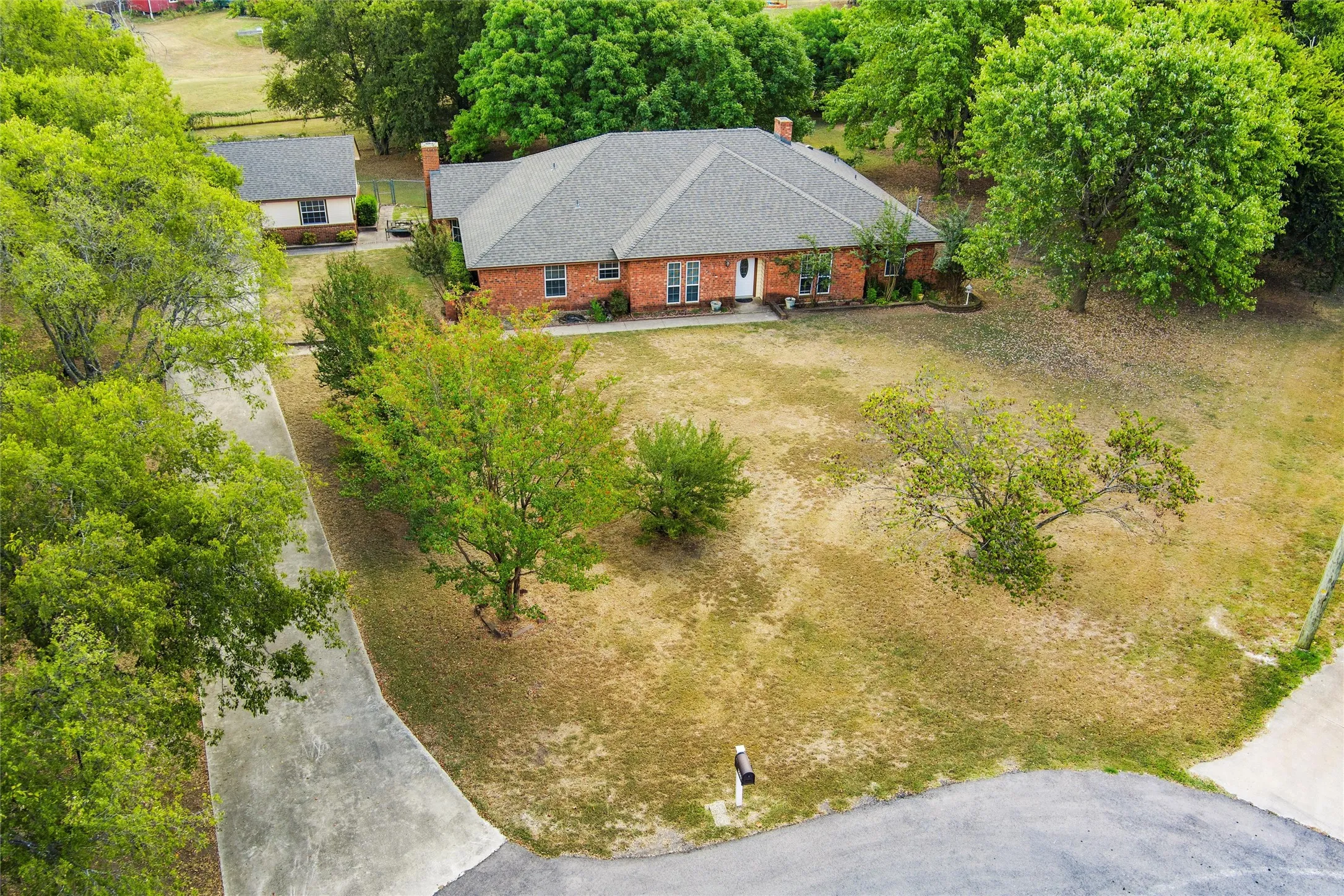 Single Family Residence For Sale in Ellis County , 5030 Diamond Creek Drive, Midlothian, Texas 76065, 4 Bedroom, 3 Bathroom, 2 Garage spaces, 2,666 Sqft, built in 1984, mls#21408412, Real Estate Agent in Midlothian, Homes For Sale in Ellis county, Homes For Sale in Midlothian, Realtor in Midlothian Texas, Real Estate Brokerage Independent Realty Texas, Luminita Cordes Realtor