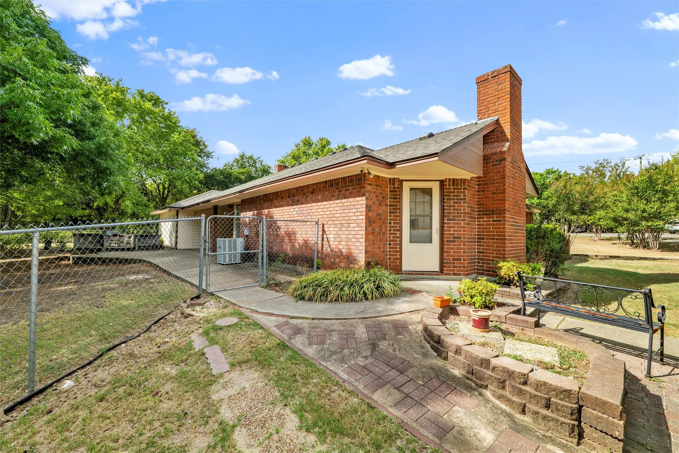 Single Family Residence For Sale in Ellis County , 5030 Diamond Creek Drive, Midlothian, Texas 76065, 4 Bedroom, 3 Bathroom, 2 Garage spaces, 2,666 Sqft, built in 1984, mls#21408412, Real Estate Agent in Midlothian, Homes For Sale in Ellis county, Homes For Sale in Midlothian, Realtor in Midlothian Texas, Real Estate Brokerage Independent Realty Texas, Luminita Cordes Realtor