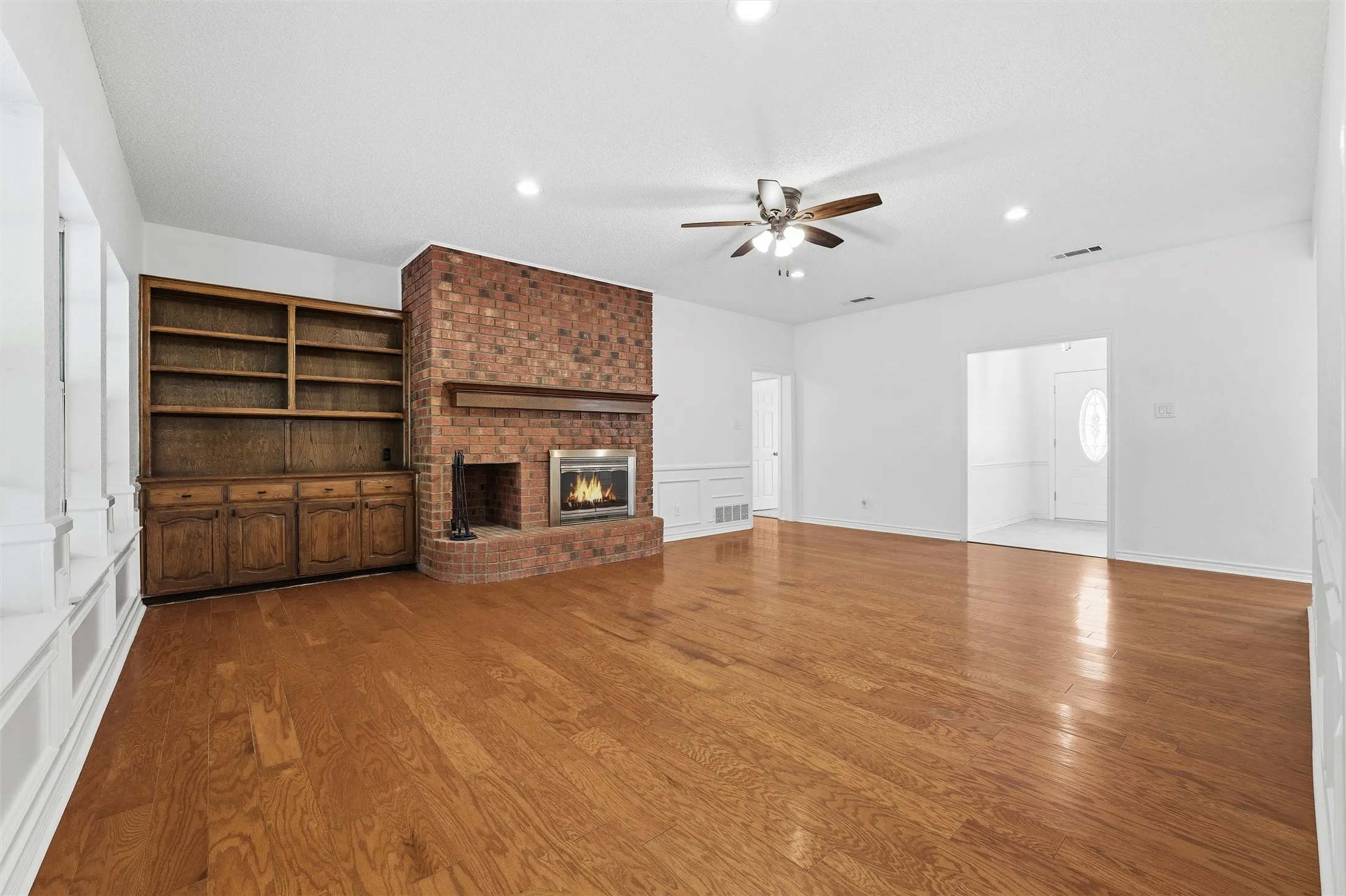 Single Family Residence For Sale in Ellis County , 5030 Diamond Creek Drive, Midlothian, Texas 76065, 4 Bedroom, 3 Bathroom, 2 Garage spaces, 2,666 Sqft, built in 1984, mls#21408412, Real Estate Agent in Midlothian, Homes For Sale in Ellis county, Homes For Sale in Midlothian, Realtor in Midlothian Texas, Real Estate Brokerage Independent Realty Texas, Luminita Cordes Realtor