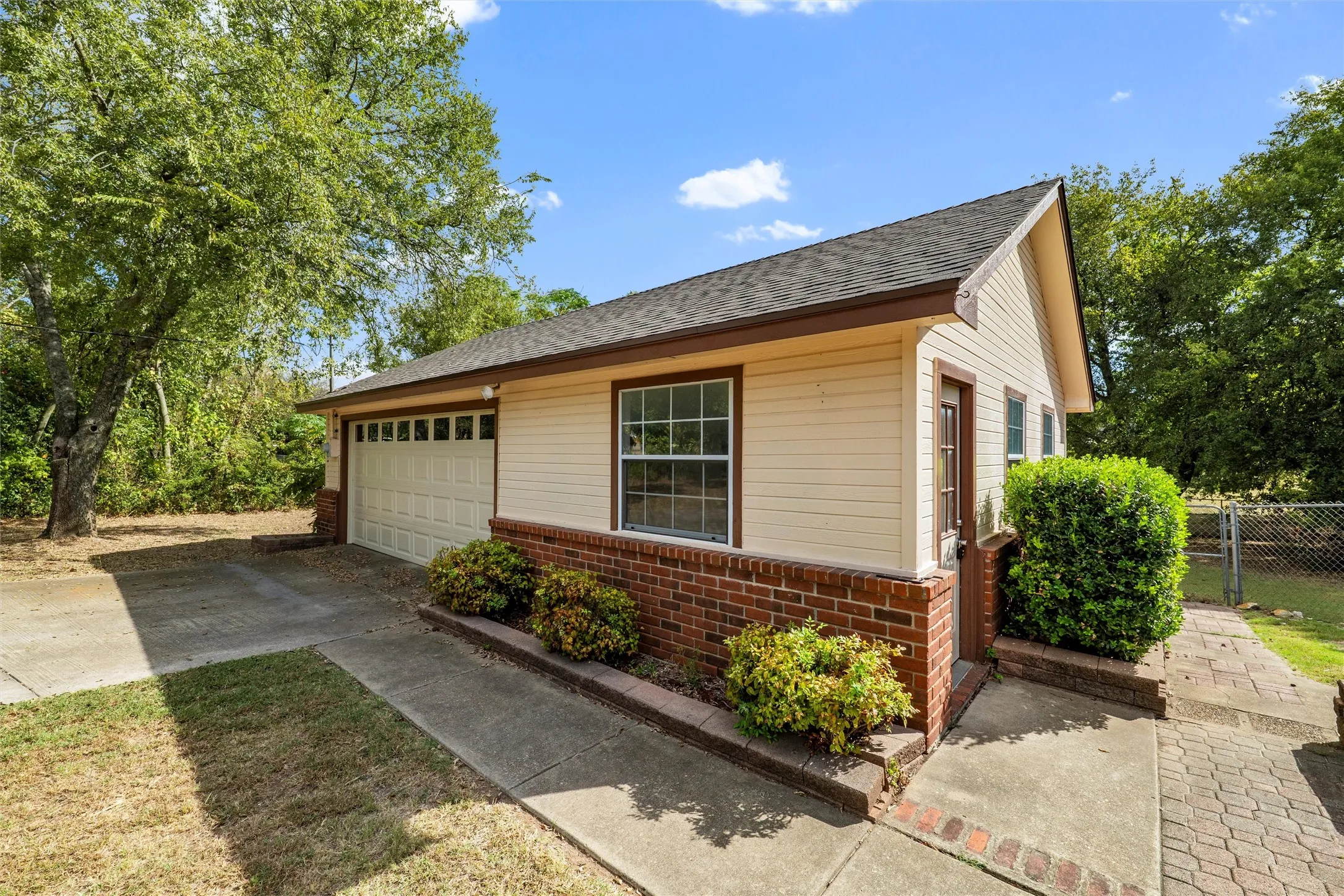 Single Family Residence For Sale in Ellis County , 5030 Diamond Creek Drive, Midlothian, Texas 76065, 4 Bedroom, 3 Bathroom, 2 Garage spaces, 2,666 Sqft, built in 1984, mls#21408412, Real Estate Agent in Midlothian, Homes For Sale in Ellis county, Homes For Sale in Midlothian, Realtor in Midlothian Texas, Real Estate Brokerage Independent Realty Texas, Luminita Cordes Realtor
