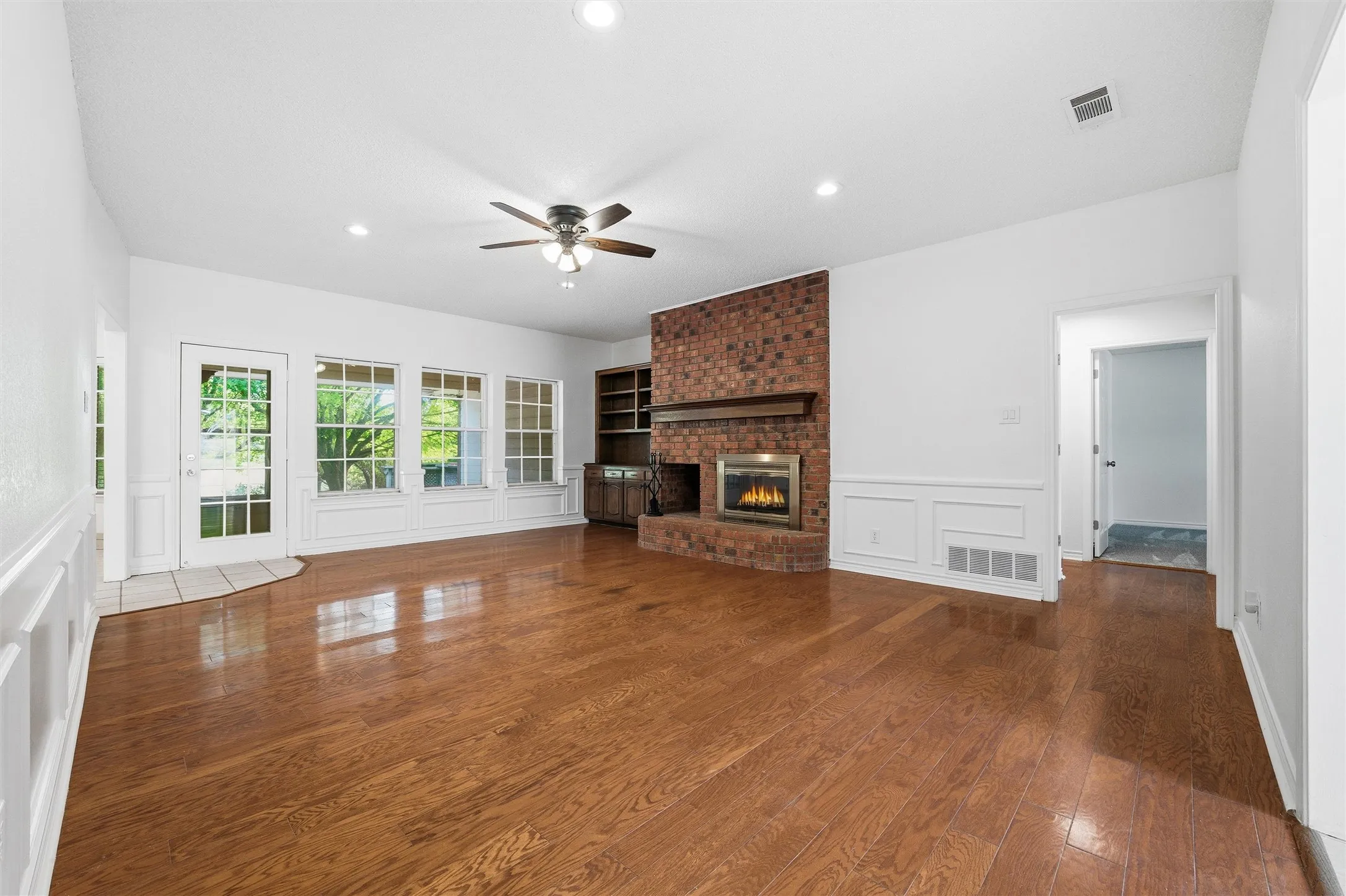 Single Family Residence For Sale in Ellis County , 5030 Diamond Creek Drive, Midlothian, Texas 76065, 4 Bedroom, 3 Bathroom, 2 Garage spaces, 2,666 Sqft, built in 1984, mls#21408412, Real Estate Agent in Midlothian, Homes For Sale in Ellis county, Homes For Sale in Midlothian, Realtor in Midlothian Texas, Real Estate Brokerage Independent Realty Texas, Luminita Cordes Realtor