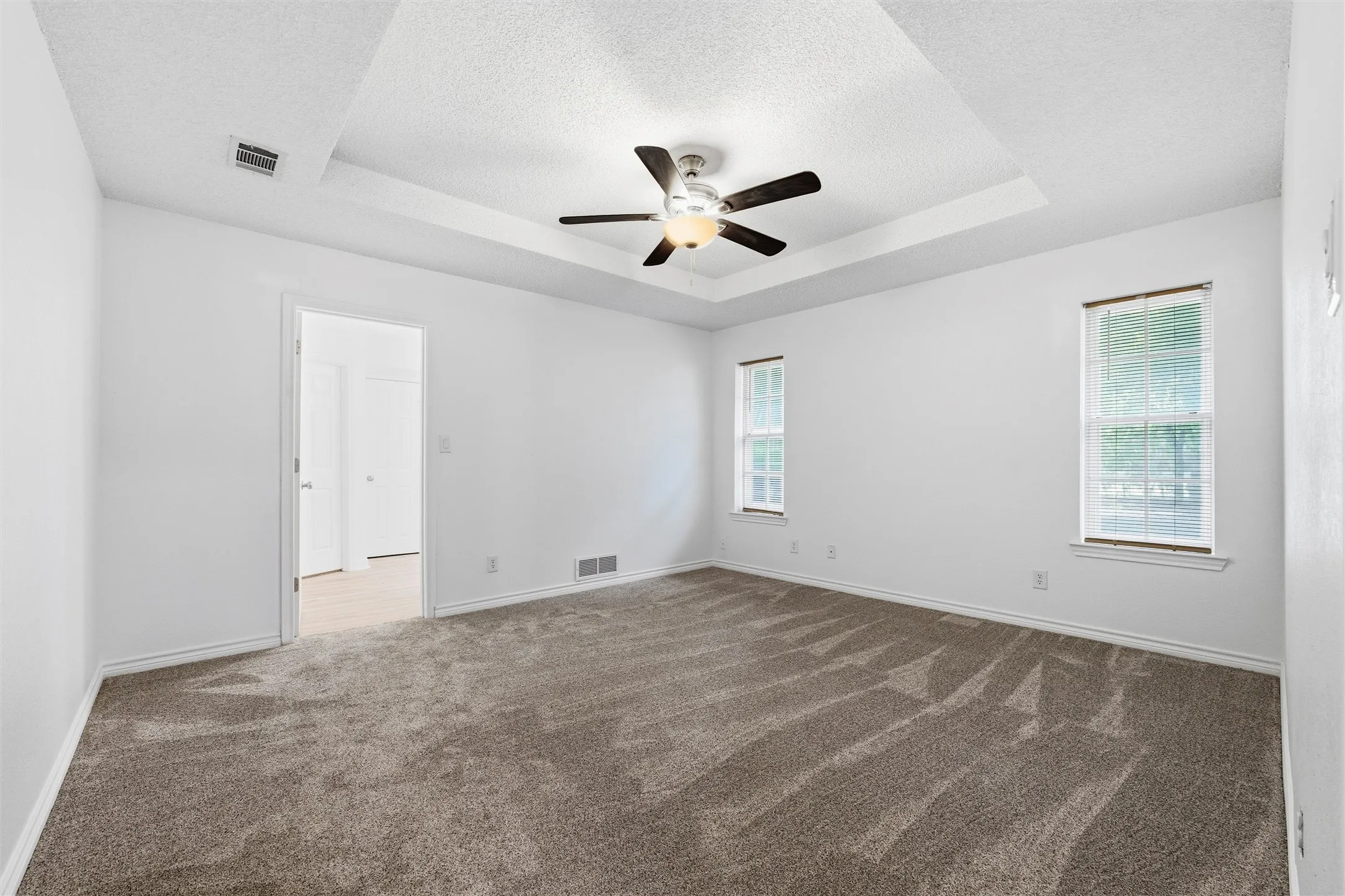 Single Family Residence For Sale in Ellis County , 5030 Diamond Creek Drive, Midlothian, Texas 76065, 4 Bedroom, 3 Bathroom, 2 Garage spaces, 2,666 Sqft, built in 1984, mls#21408412, Real Estate Agent in Midlothian, Homes For Sale in Ellis county, Homes For Sale in Midlothian, Realtor in Midlothian Texas, Real Estate Brokerage Independent Realty Texas, Luminita Cordes Realtor