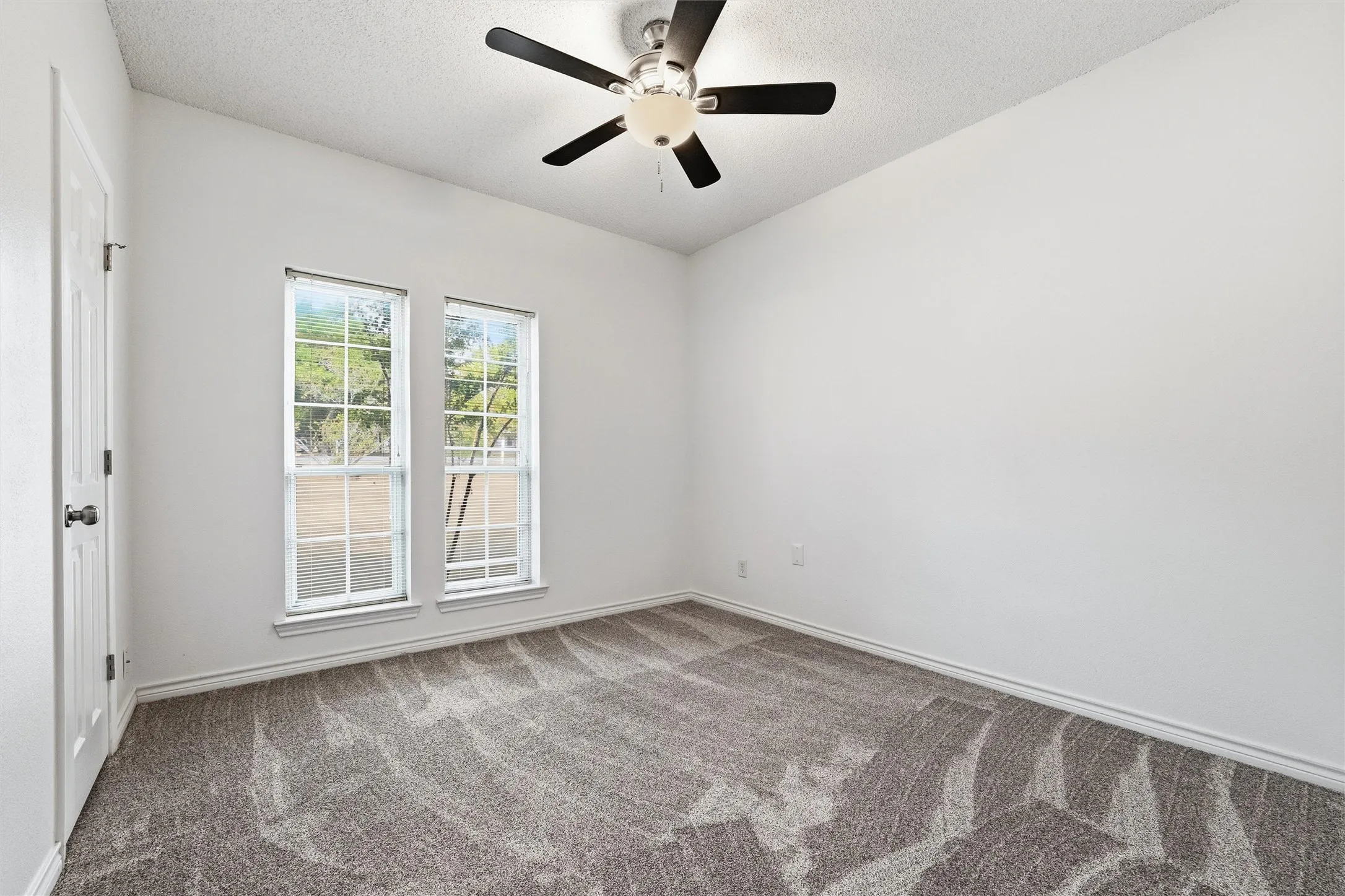 Single Family Residence For Sale in Ellis County , 5030 Diamond Creek Drive, Midlothian, Texas 76065, 4 Bedroom, 3 Bathroom, 2 Garage spaces, 2,666 Sqft, built in 1984, mls#21408412, Real Estate Agent in Midlothian, Homes For Sale in Ellis county, Homes For Sale in Midlothian, Realtor in Midlothian Texas, Real Estate Brokerage Independent Realty Texas, Luminita Cordes Realtor