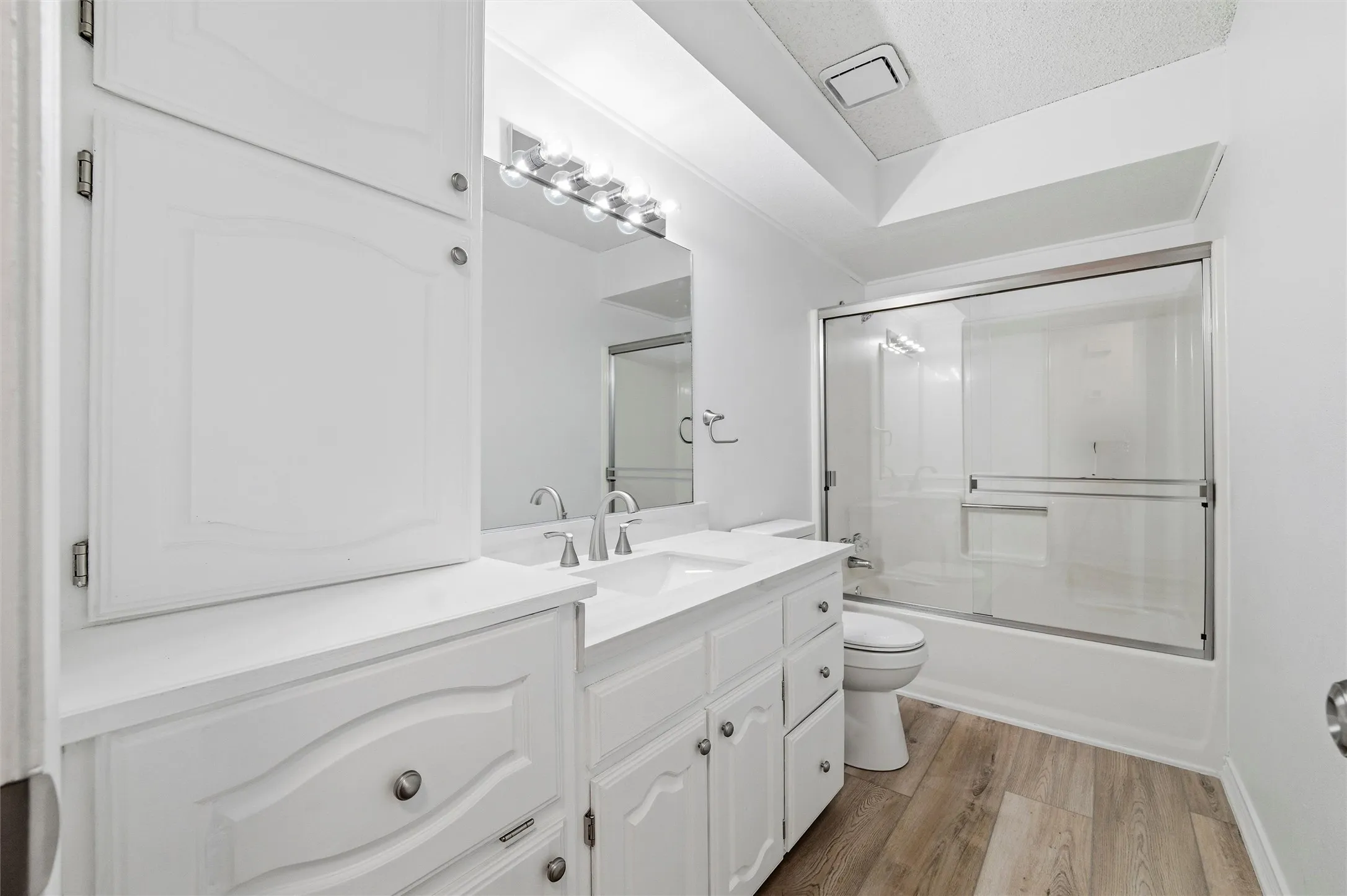 Single Family Residence For Sale in Ellis County , 5030 Diamond Creek Drive, Midlothian, Texas 76065, 4 Bedroom, 3 Bathroom, 2 Garage spaces, 2,666 Sqft, built in 1984, mls#21408412, Real Estate Agent in Midlothian, Homes For Sale in Ellis county, Homes For Sale in Midlothian, Realtor in Midlothian Texas, Real Estate Brokerage Independent Realty Texas, Luminita Cordes Realtor