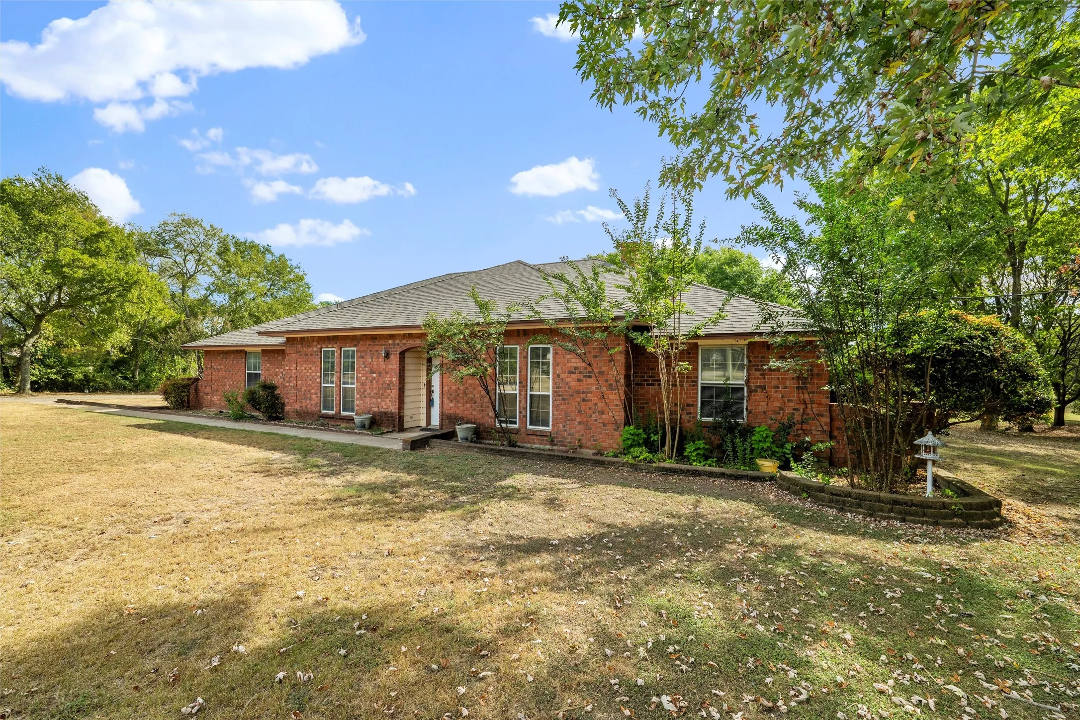 Single Family Residence For Sale in Ellis County , 5030 Diamond Creek Drive, Midlothian, Texas 76065, 4 Bedroom, 3 Bathroom, 2 Garage spaces, 2,666 Sqft, built in 1984, mls#21408412, Real Estate Agent in Midlothian, Homes For Sale in Ellis county, Homes For Sale in Midlothian, Realtor in Midlothian Texas, Real Estate Brokerage Independent Realty Texas, Luminita Cordes Realtor