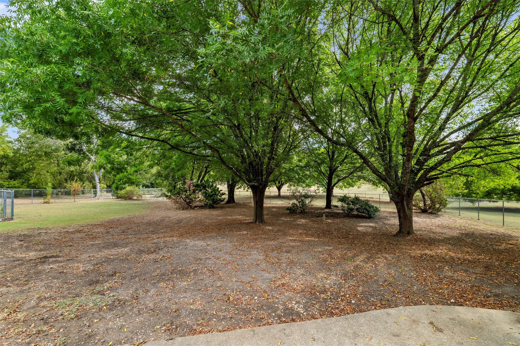 Single Family Residence For Sale in Ellis County , 5030 Diamond Creek Drive, Midlothian, Texas 76065, 4 Bedroom, 3 Bathroom, 2 Garage spaces, 2,666 Sqft, built in 1984, mls#21408412, Real Estate Agent in Midlothian, Homes For Sale in Ellis county, Homes For Sale in Midlothian, Realtor in Midlothian Texas, Real Estate Brokerage Independent Realty Texas, Luminita Cordes Realtor