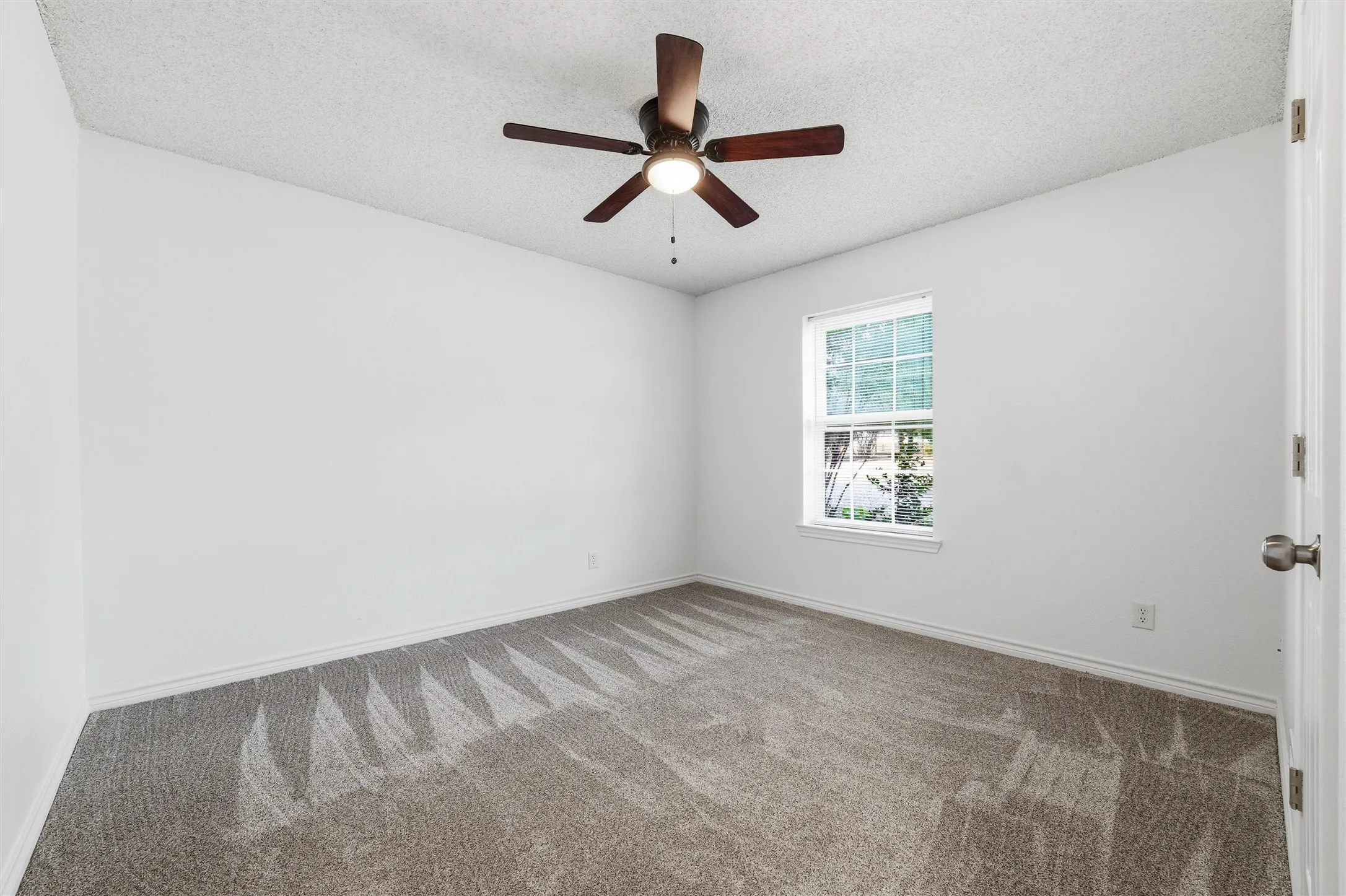 Single Family Residence For Sale in Ellis County , 5030 Diamond Creek Drive, Midlothian, Texas 76065, 4 Bedroom, 3 Bathroom, 2 Garage spaces, 2,666 Sqft, built in 1984, mls#21408412, Real Estate Agent in Midlothian, Homes For Sale in Ellis county, Homes For Sale in Midlothian, Realtor in Midlothian Texas, Real Estate Brokerage Independent Realty Texas, Luminita Cordes Realtor