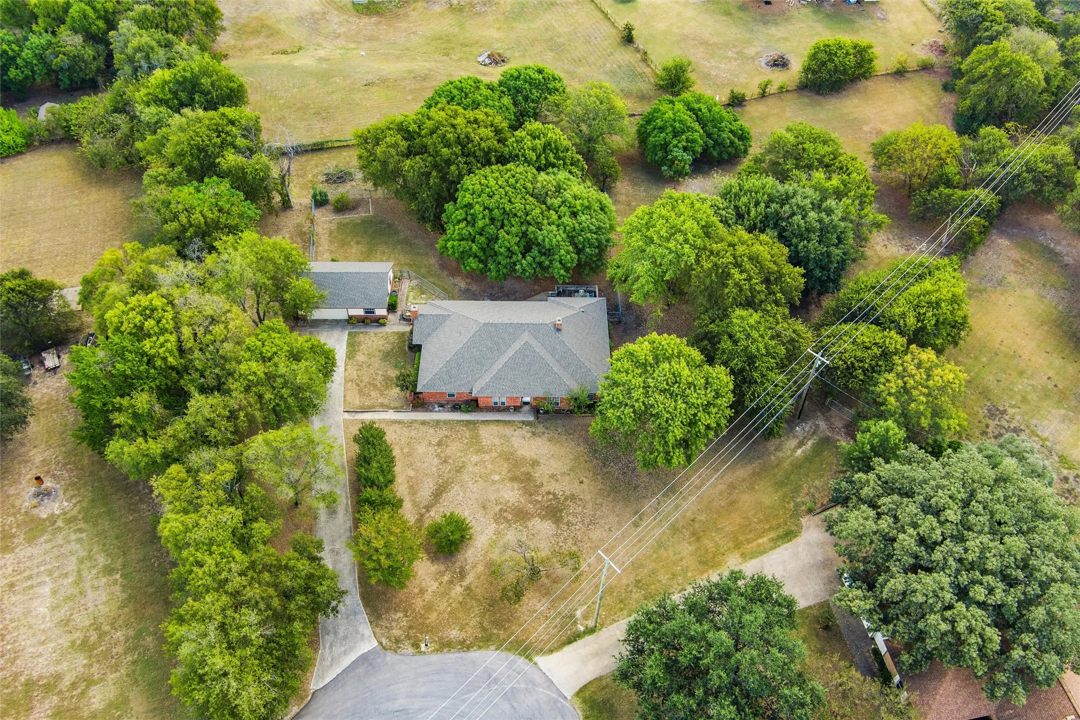 Single Family Residence For Sale in Ellis County , 5030 Diamond Creek Drive, Midlothian, Texas 76065, 4 Bedroom, 3 Bathroom, 2 Garage spaces, 2,666 Sqft, built in 1984, mls#21408412, Real Estate Agent in Midlothian, Homes For Sale in Ellis county, Homes For Sale in Midlothian, Realtor in Midlothian Texas, Real Estate Brokerage Independent Realty Texas, Luminita Cordes Realtor