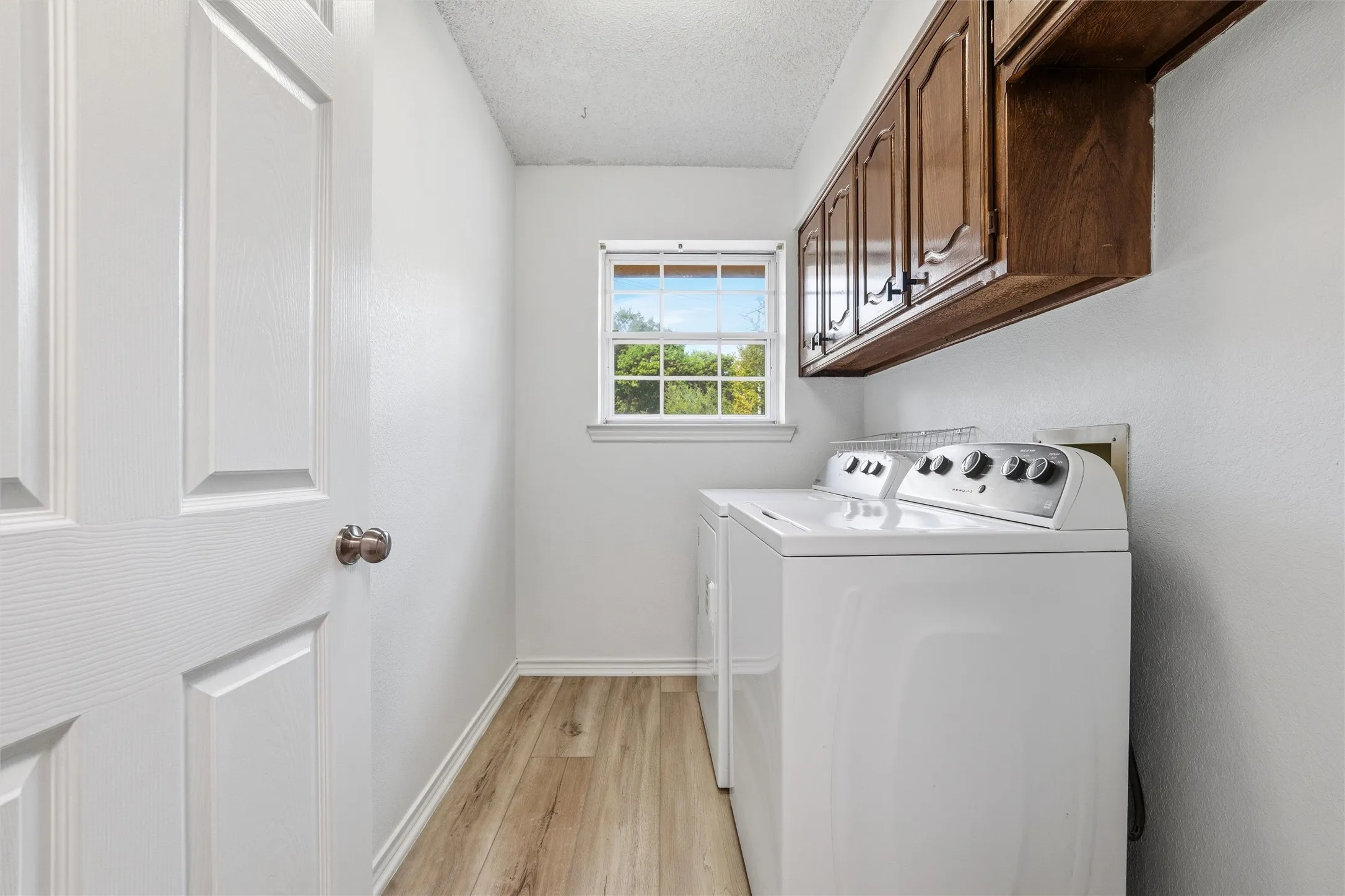 Single Family Residence For Sale in Ellis County , 5030 Diamond Creek Drive, Midlothian, Texas 76065, 4 Bedroom, 3 Bathroom, 2 Garage spaces, 2,666 Sqft, built in 1984, mls#21408412, Real Estate Agent in Midlothian, Homes For Sale in Ellis county, Homes For Sale in Midlothian, Realtor in Midlothian Texas, Real Estate Brokerage Independent Realty Texas, Luminita Cordes Realtor
