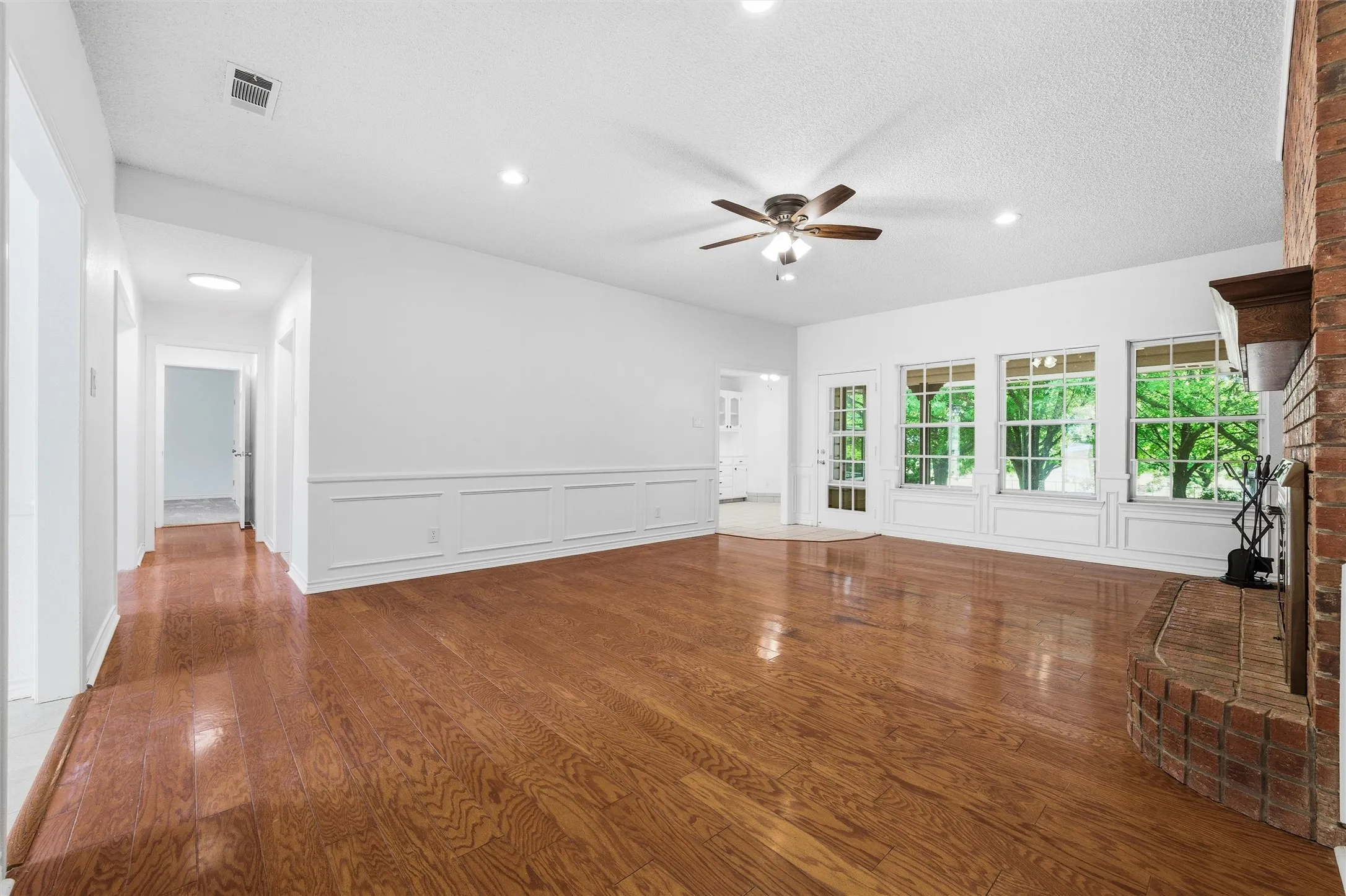Single Family Residence For Sale in Ellis County , 5030 Diamond Creek Drive, Midlothian, Texas 76065, 4 Bedroom, 3 Bathroom, 2 Garage spaces, 2,666 Sqft, built in 1984, mls#21408412, Real Estate Agent in Midlothian, Homes For Sale in Ellis county, Homes For Sale in Midlothian, Realtor in Midlothian Texas, Real Estate Brokerage Independent Realty Texas, Luminita Cordes Realtor