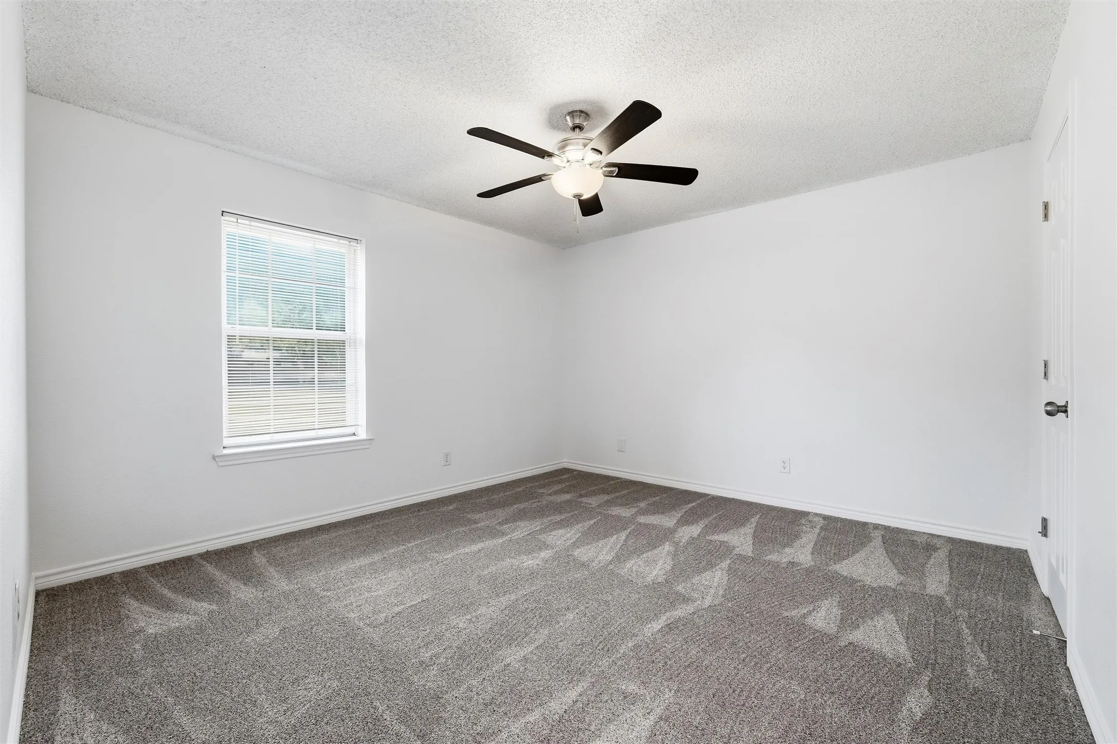 Single Family Residence For Sale in Ellis County , 5030 Diamond Creek Drive, Midlothian, Texas 76065, 4 Bedroom, 3 Bathroom, 2 Garage spaces, 2,666 Sqft, built in 1984, mls#21408412, Real Estate Agent in Midlothian, Homes For Sale in Ellis county, Homes For Sale in Midlothian, Realtor in Midlothian Texas, Real Estate Brokerage Independent Realty Texas, Luminita Cordes Realtor