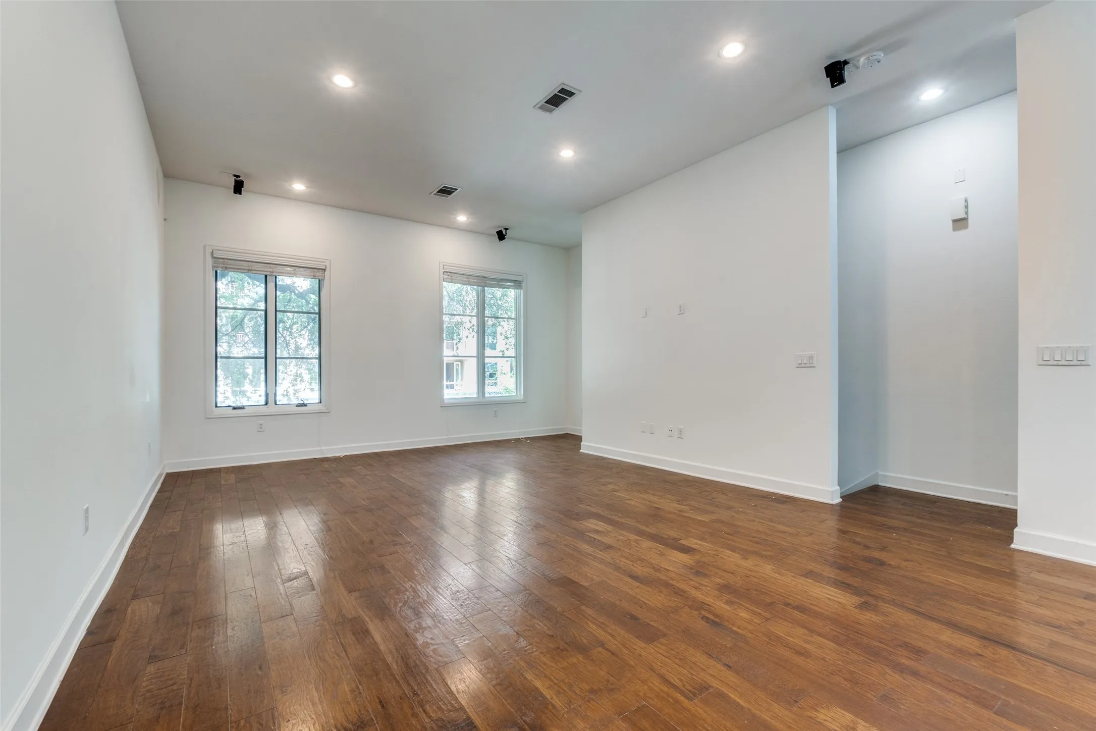 Condominium For Rent in Dallas County , 3210 Carlisle Street 27, Dallas, Texas 75204, 2 Bedroom, 3 Bathroom, 2 Garage spaces, 2,041 Sqft, built in 2006, mls#21408389, Real Estate Agent in Dallas, Homes For Rent in Dallas county, Homes For Rent in Dallas, Realtor in Dallas Texas, Real Estate Brokerage Independent Realty Texas, Luminita Cordes Realtor
