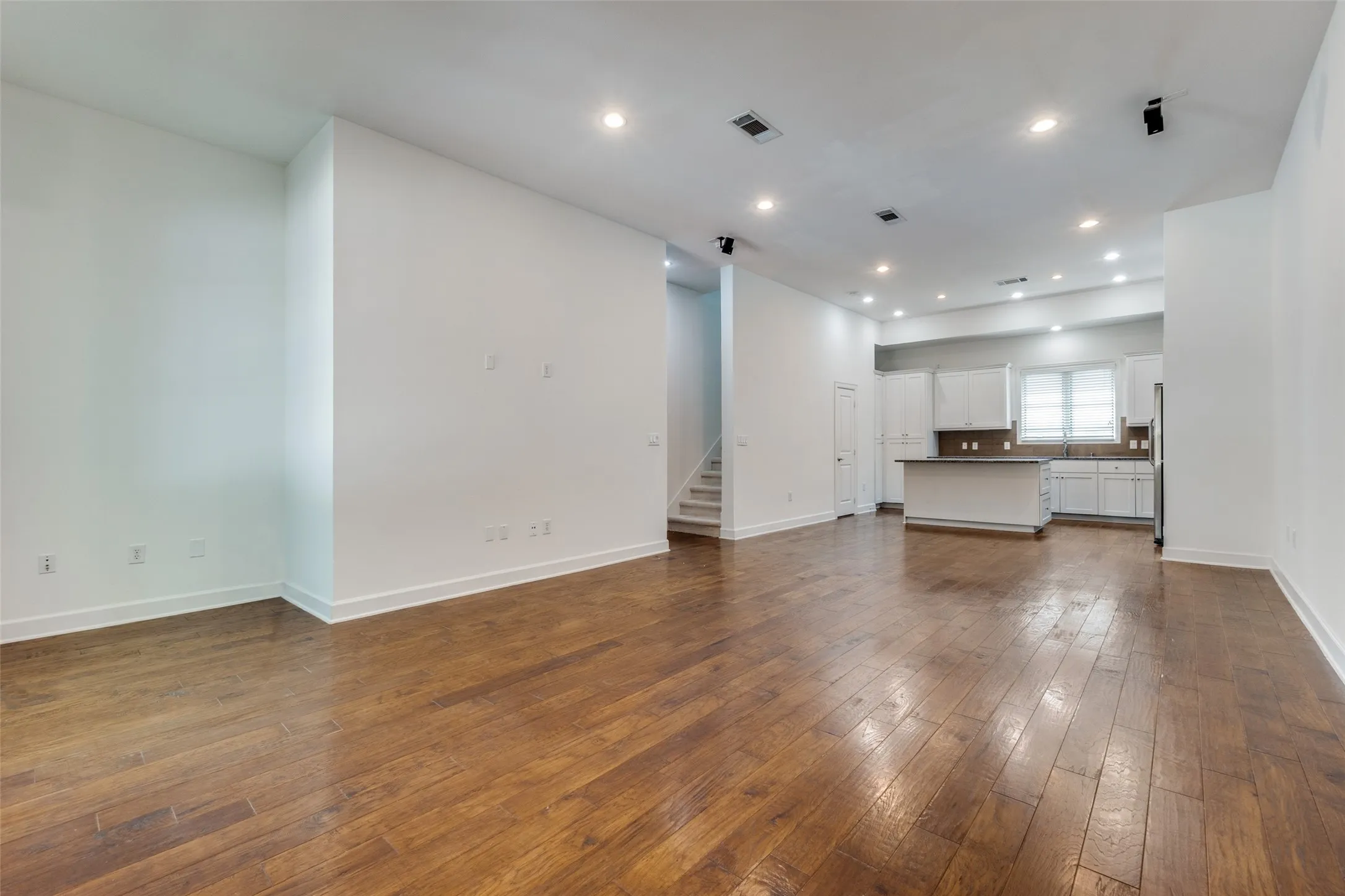 Condominium For Rent in Dallas County , 3210 Carlisle Street 27, Dallas, Texas 75204, 2 Bedroom, 3 Bathroom, 2 Garage spaces, 2,041 Sqft, built in 2006, mls#21408389, Real Estate Agent in Dallas, Homes For Rent in Dallas county, Homes For Rent in Dallas, Realtor in Dallas Texas, Real Estate Brokerage Independent Realty Texas, Luminita Cordes Realtor