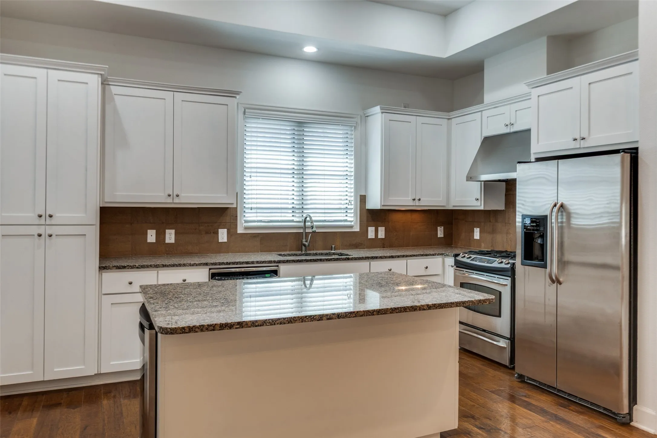 Condominium For Rent in Dallas County , 3210 Carlisle Street 27, Dallas, Texas 75204, 2 Bedroom, 3 Bathroom, 2 Garage spaces, 2,041 Sqft, built in 2006, mls#21408389, Real Estate Agent in Dallas, Homes For Rent in Dallas county, Homes For Rent in Dallas, Realtor in Dallas Texas, Real Estate Brokerage Independent Realty Texas, Luminita Cordes Realtor