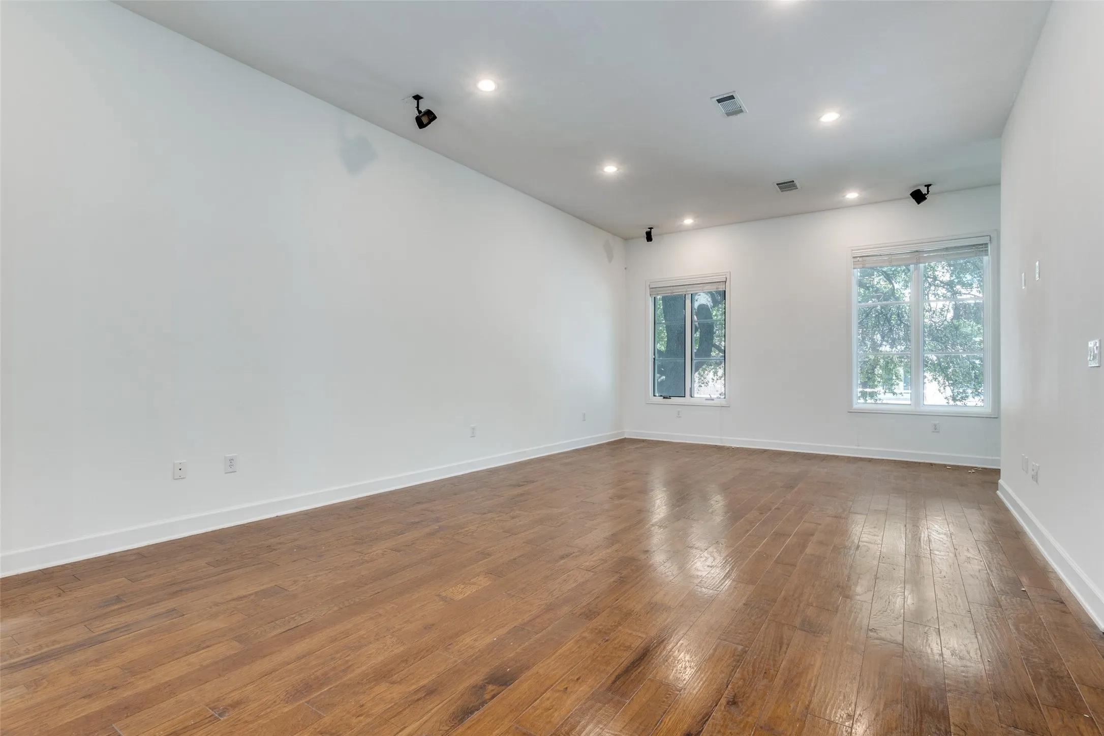 Condominium For Rent in Dallas County , 3210 Carlisle Street 27, Dallas, Texas 75204, 2 Bedroom, 3 Bathroom, 2 Garage spaces, 2,041 Sqft, built in 2006, mls#21408389, Real Estate Agent in Dallas, Homes For Rent in Dallas county, Homes For Rent in Dallas, Realtor in Dallas Texas, Real Estate Brokerage Independent Realty Texas, Luminita Cordes Realtor